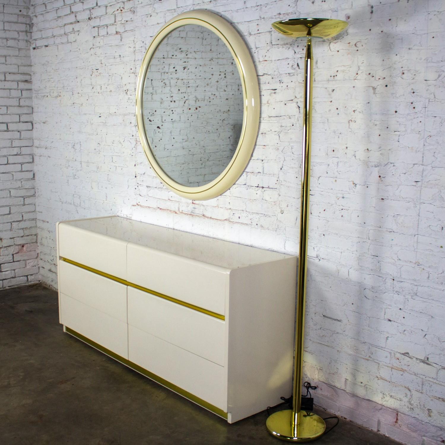 Moderne à postmoderne Lane Furniture Miroir mural rond en laque blanche et laiton en vente 2