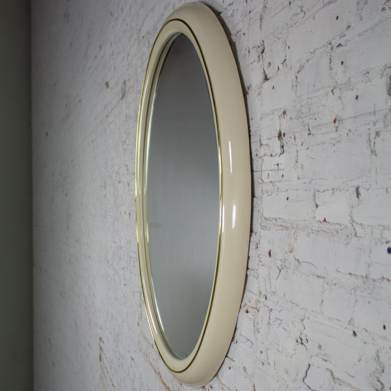 Moderne à postmoderne Lane Furniture Miroir mural rond en laque blanche et laiton en vente 3