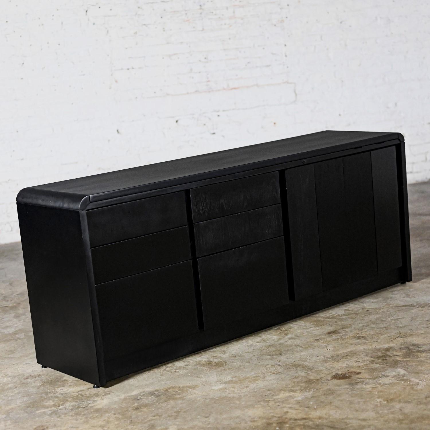 Moderne bis skandinavische Moderne Buffet-Anrichte aus schwarz lackierter Eiche im Wasserfall-Stil im Angebot 4