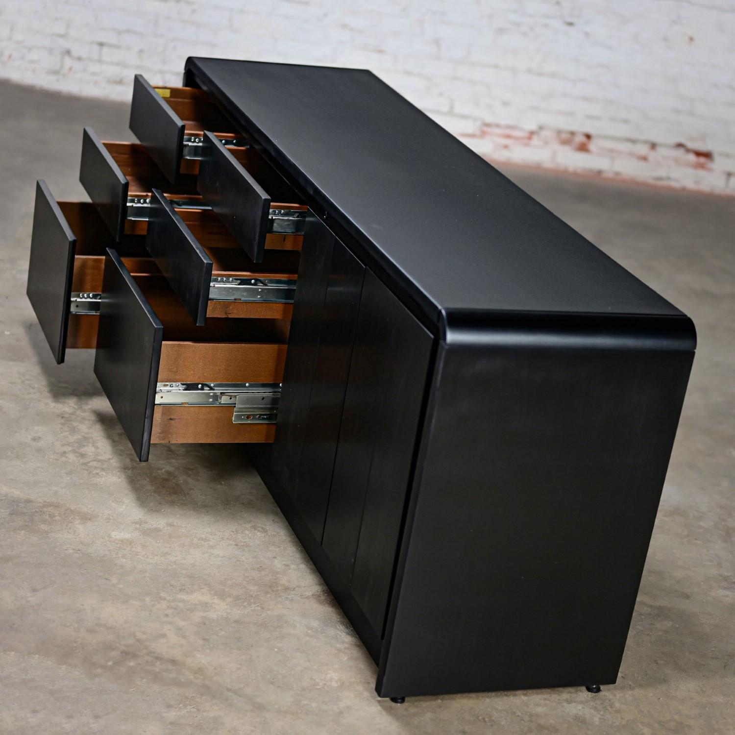 Moderne bis skandinavische Moderne Buffet-Anrichte aus schwarz lackierter Eiche im Wasserfall-Stil im Angebot 6