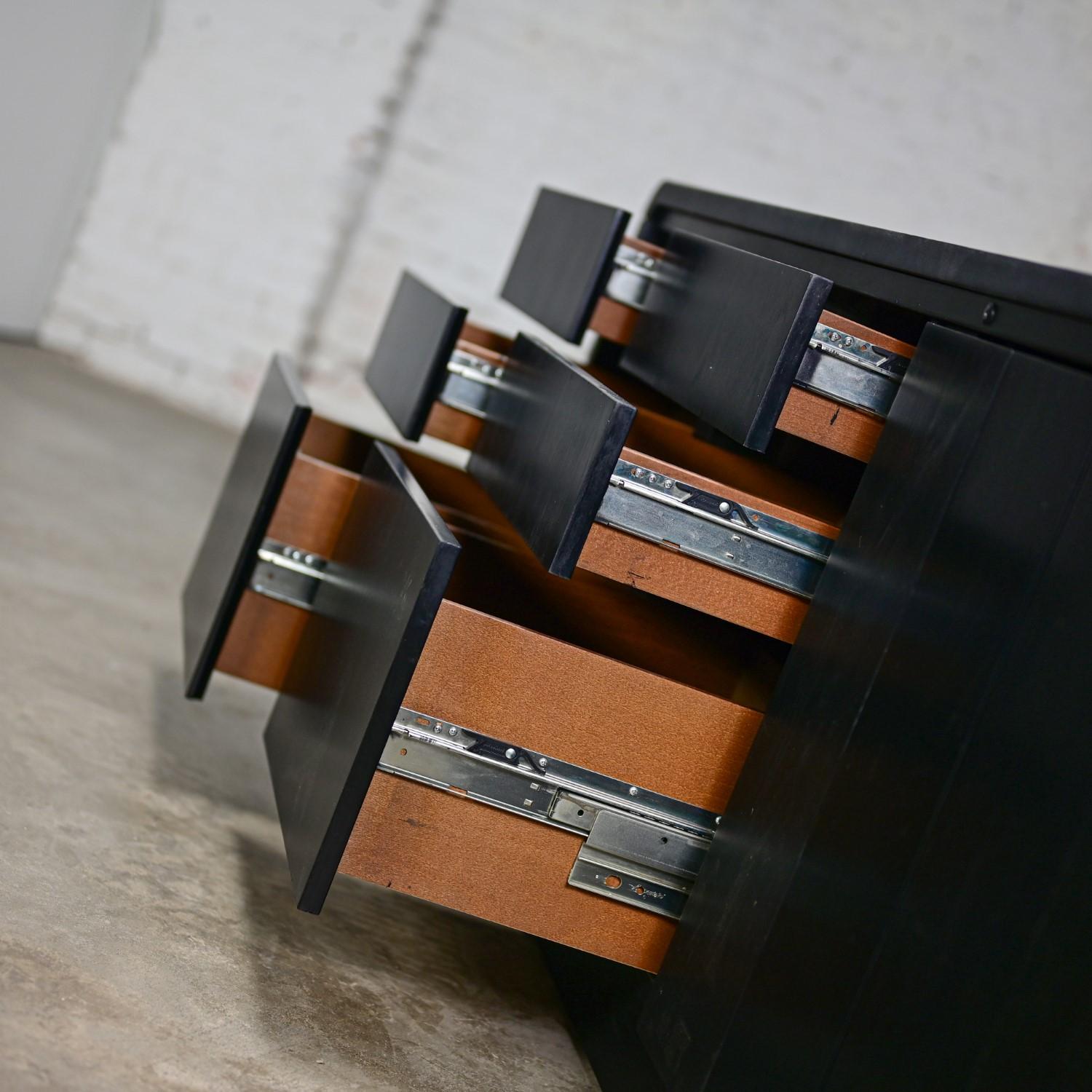 Moderne bis skandinavische Moderne Buffet-Anrichte aus schwarz lackierter Eiche im Wasserfall-Stil im Angebot 7