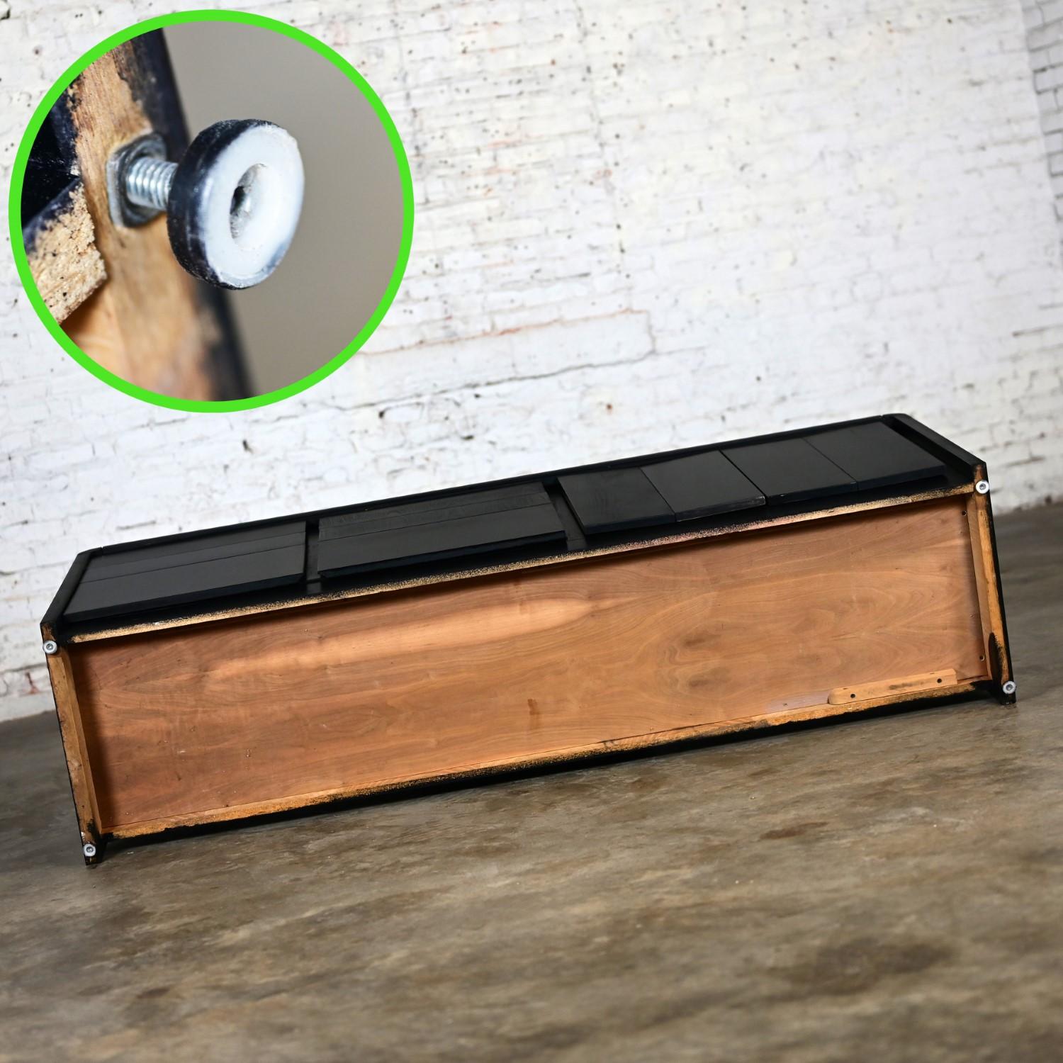 Moderne bis skandinavische Moderne Buffet-Anrichte aus schwarz lackierter Eiche im Wasserfall-Stil im Angebot 12