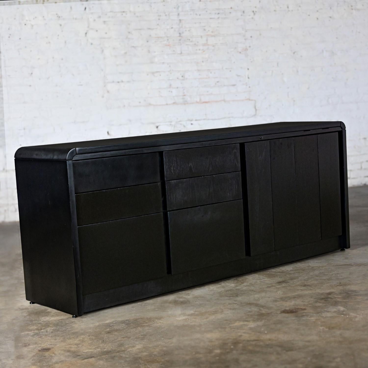 Moderne bis skandinavische Moderne Buffet-Anrichte aus schwarz lackierter Eiche im Wasserfall-Stil (Unbekannt) im Angebot