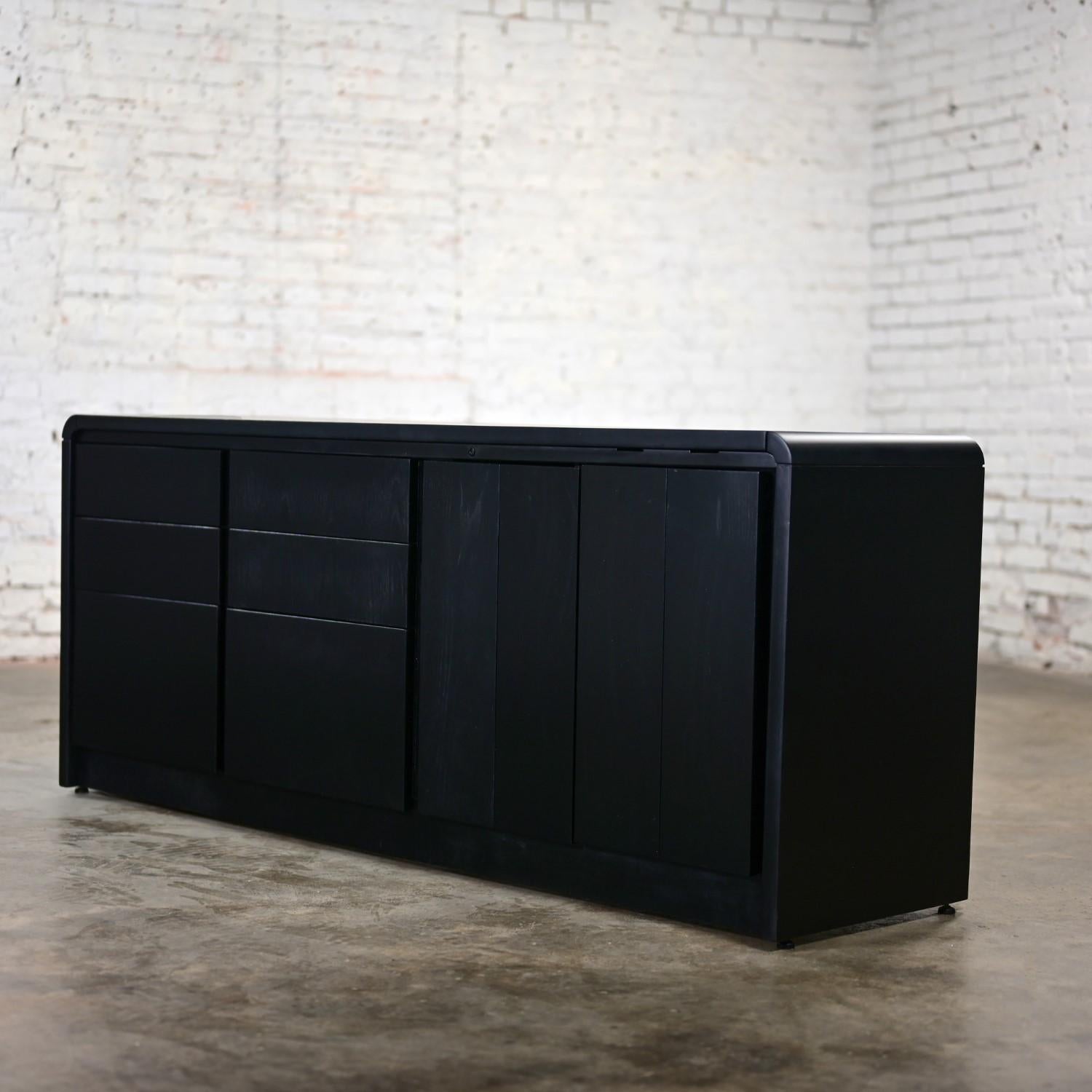 Moderne bis skandinavische Moderne Buffet-Anrichte aus schwarz lackierter Eiche im Wasserfall-Stil im Zustand „Gut“ im Angebot in Topeka, KS