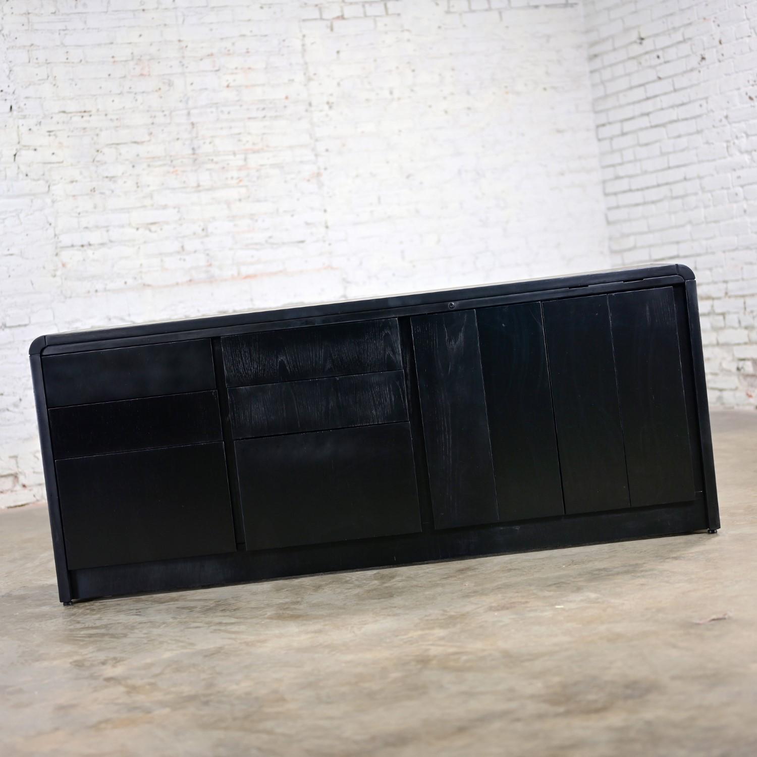Moderne bis skandinavische Moderne Buffet-Anrichte aus schwarz lackierter Eiche im Wasserfall-Stil (20. Jahrhundert) im Angebot