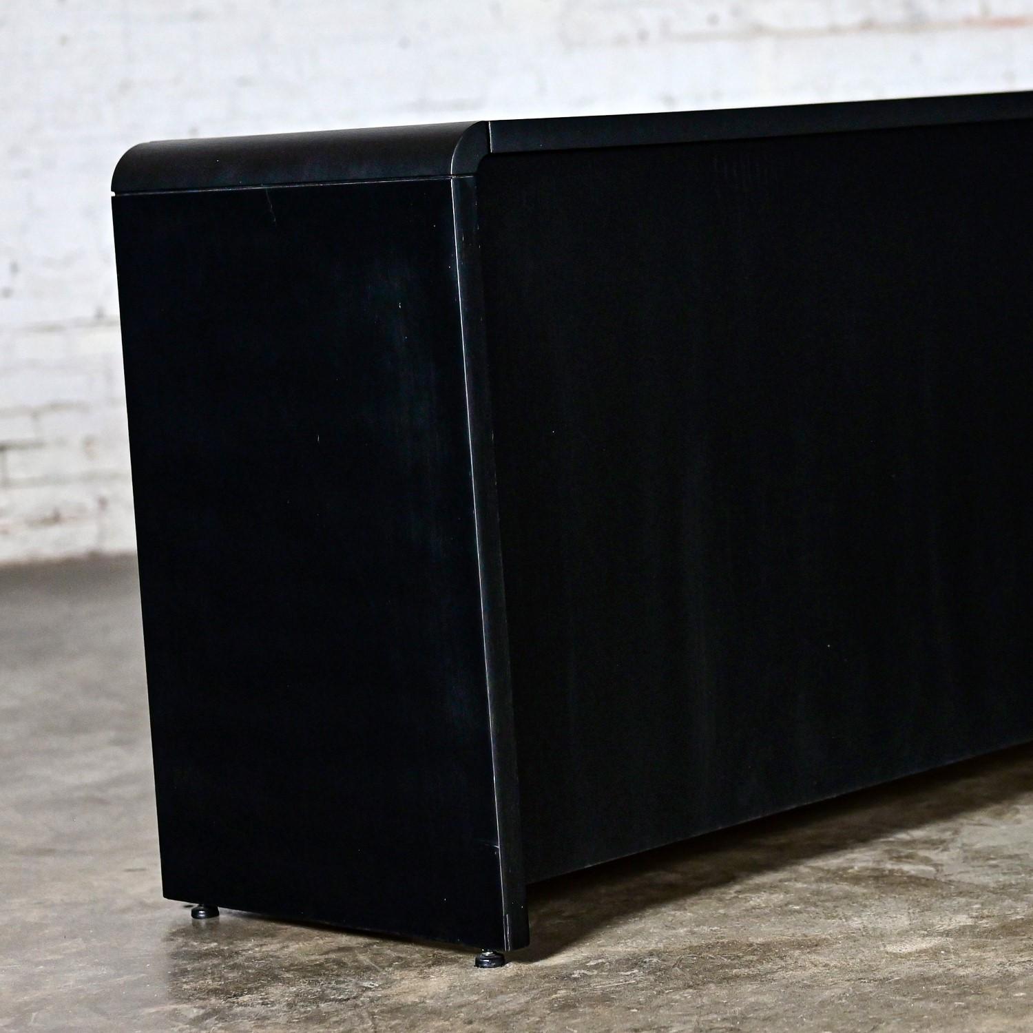 Moderne bis skandinavische Moderne Buffet-Anrichte aus schwarz lackierter Eiche im Wasserfall-Stil im Angebot 1