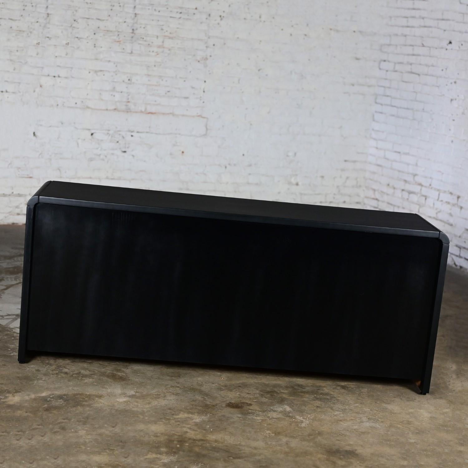 Moderne bis skandinavische Moderne Buffet-Anrichte aus schwarz lackierter Eiche im Wasserfall-Stil im Angebot 2