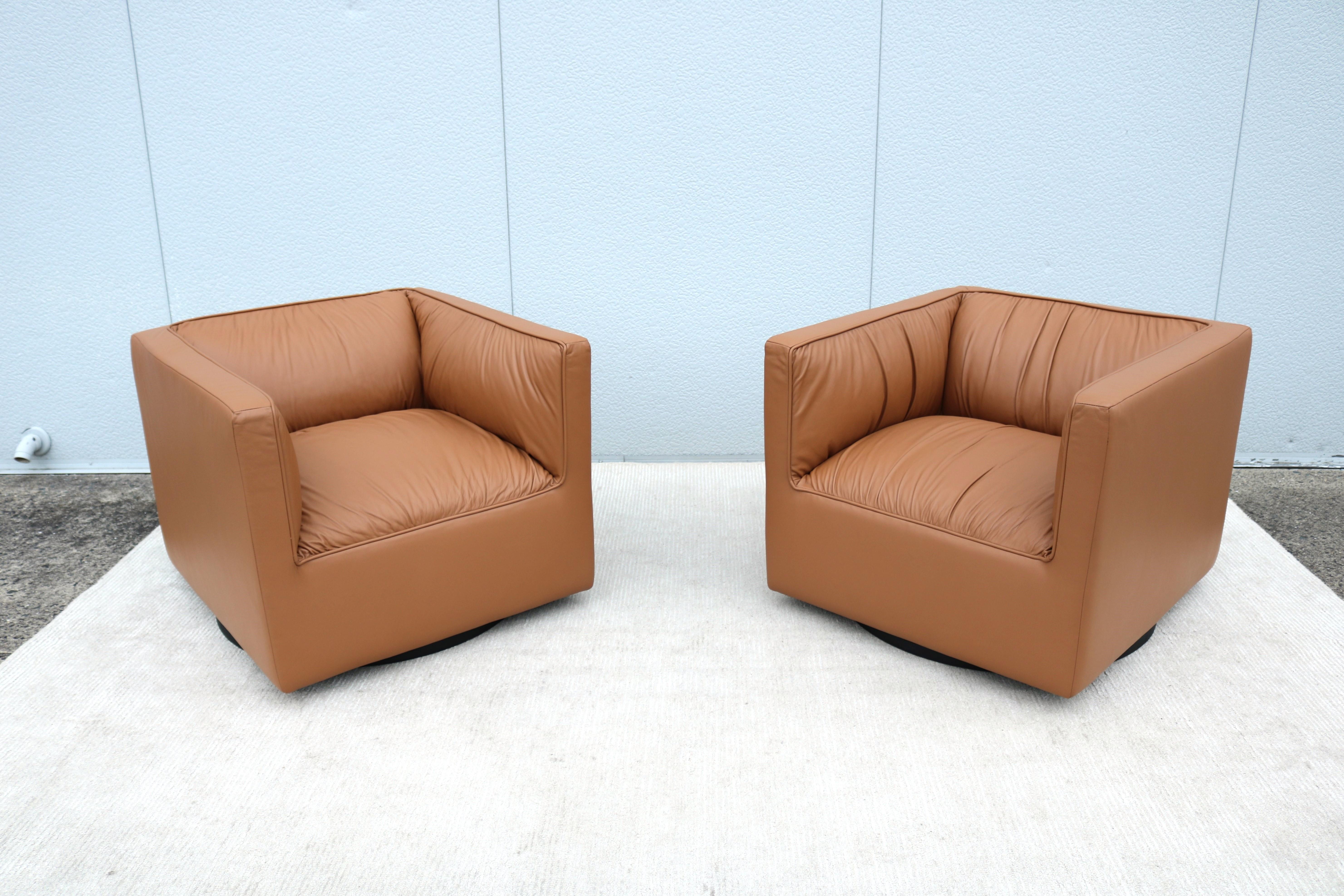 Moderne drehbare Loungesessel aus Leder von Toan Nguyen für Studio TK Infinito – ein Paar im Zustand „Hervorragend“ im Angebot in Secaucus, NJ