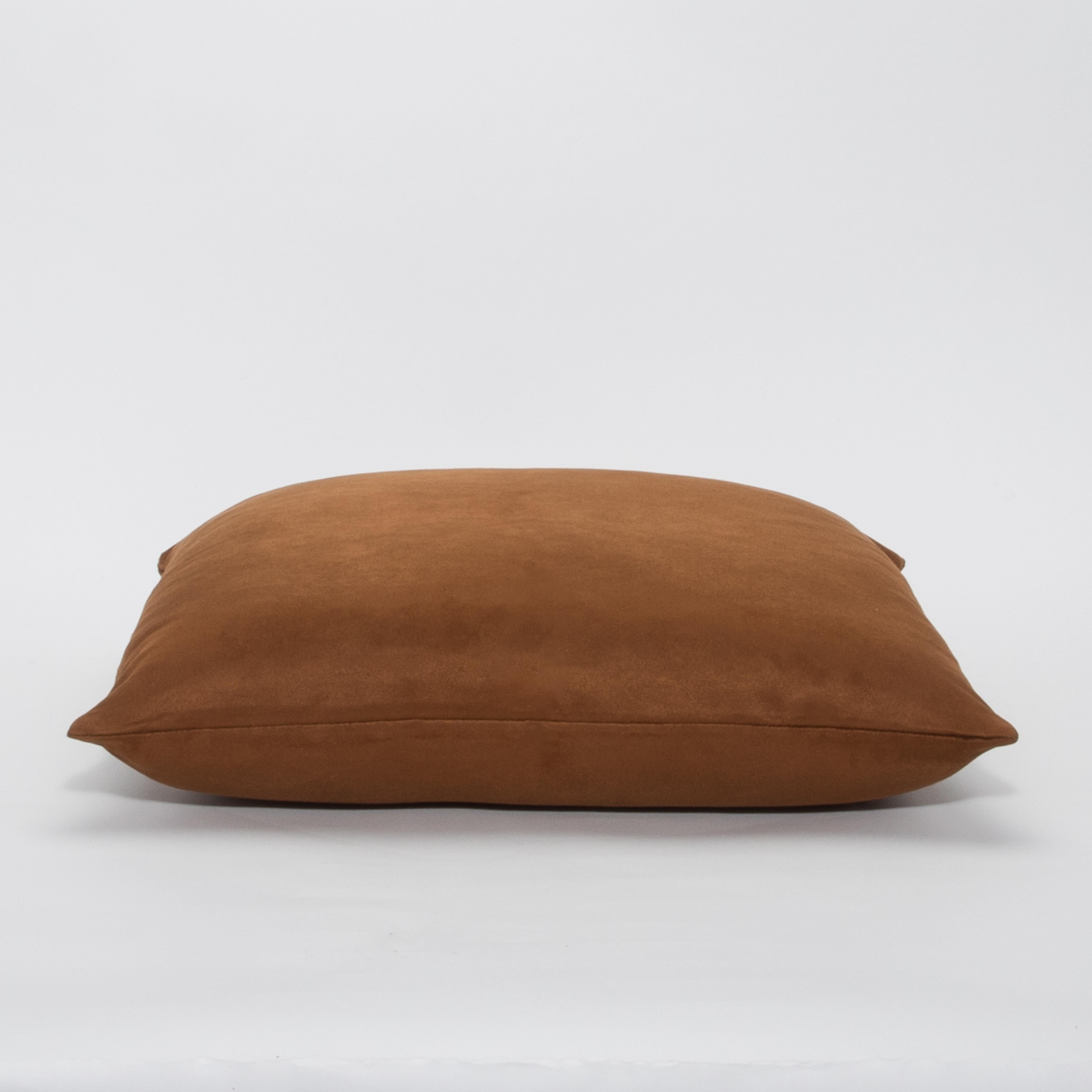 Fabriqué avec une attention méticuleuse aux détails, le coussin décoratif Modern Tobacco Velvet de MOGUL dégage un luxe et une sophistication intemporels. La teinte tabac chaude évoque un sentiment de raffinement douillet, ce qui en fait un