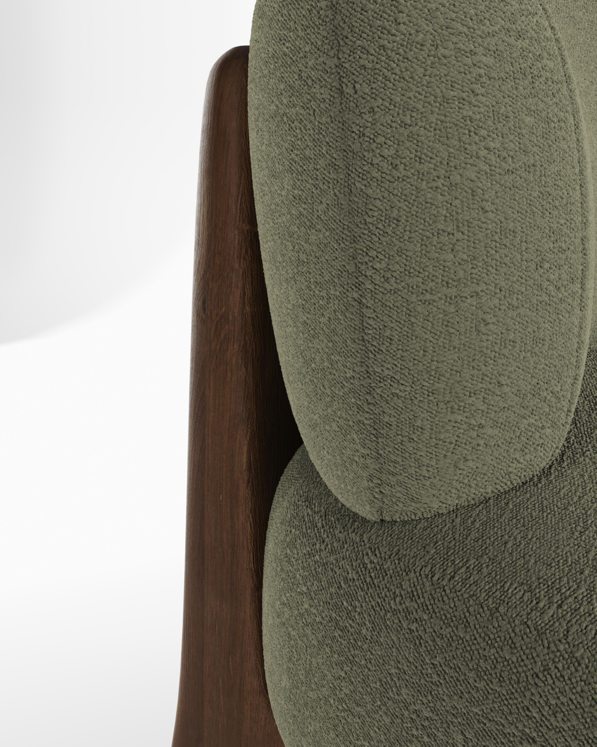 Moderner Tobo-Sessel aus Boucle-Oliv- und Eichenholz von Collector Studio (21. Jahrhundert und zeitgenössisch) im Angebot