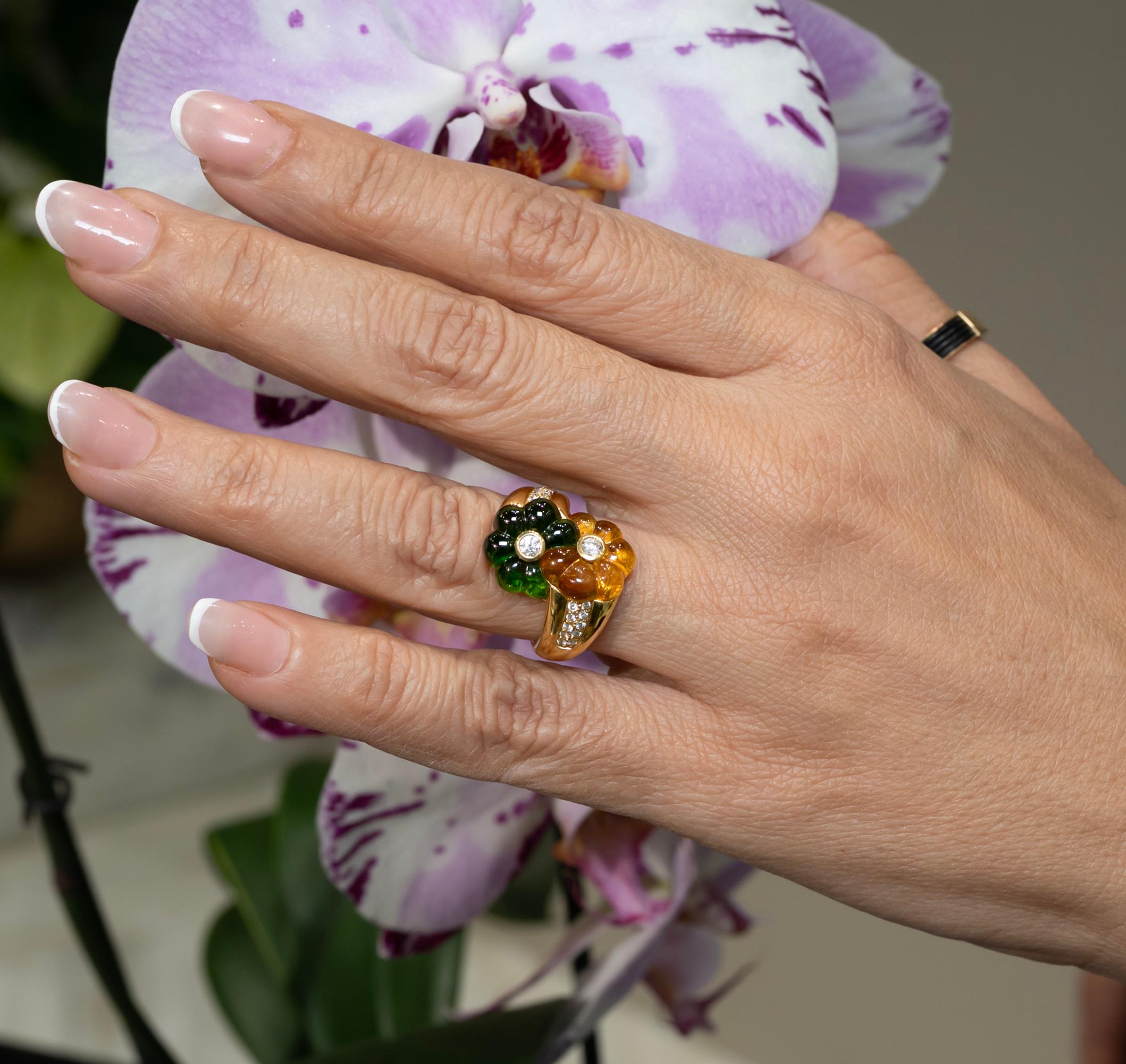 Taille cabochon Bague fleur moderne Toi et Moi en or 18 carats, pierres précieuses sculptées et diamants en vente