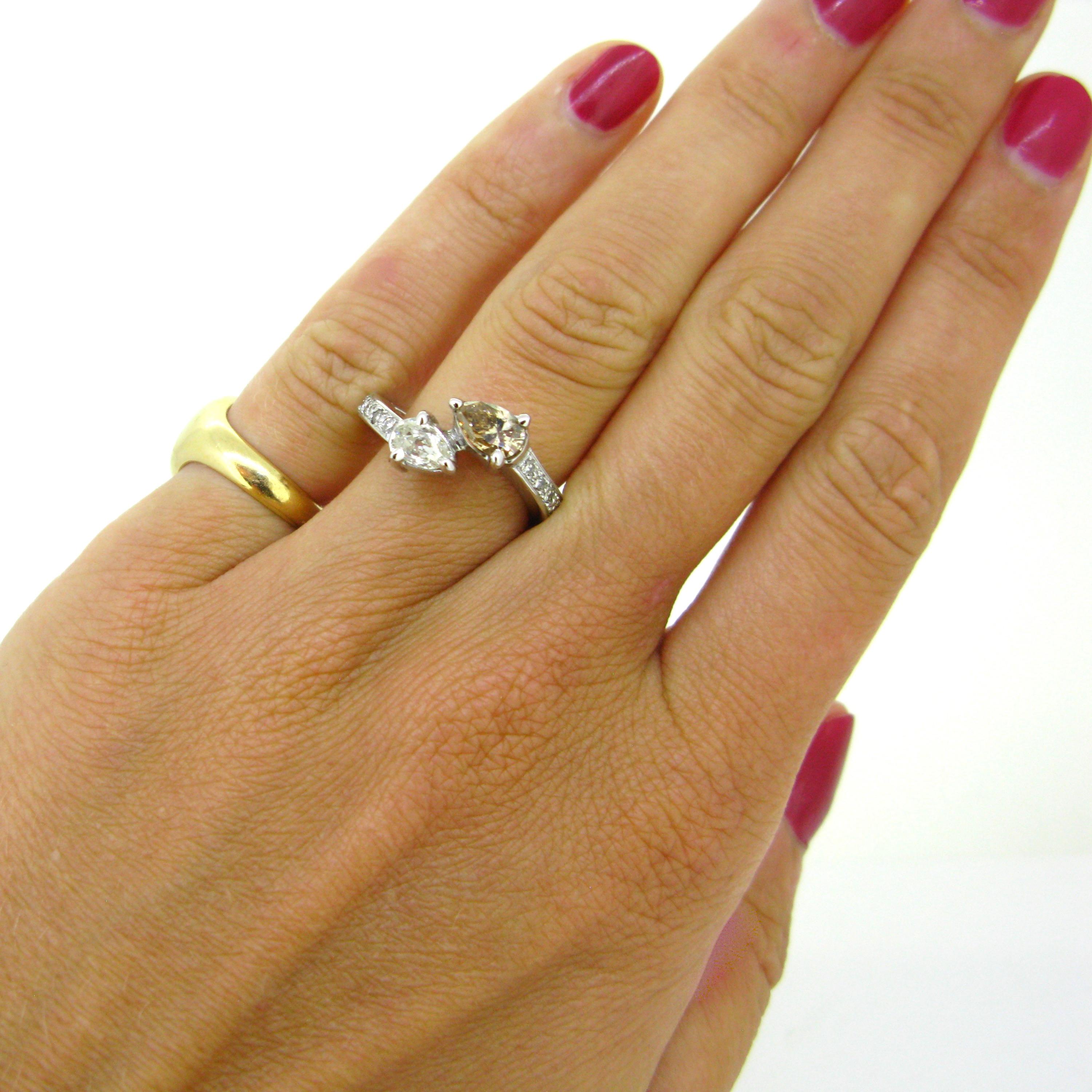 Women's or Men's Modern Toi et Moi Pear Shape Diamonds Ring, 18kt White Gold, France For Sale