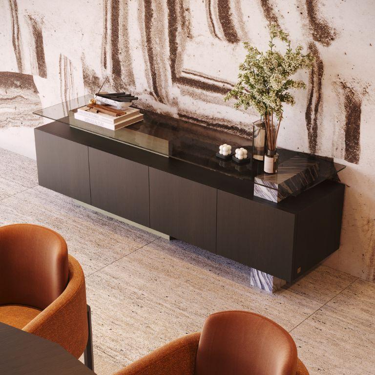 Exaltant le raffinement dans chaque détail, le buffet Toro parle un langage secret qui lui permet de se fondre sans effort avec les autres pièces de mobilier de la pièce tout en préservant sa présence distinctive.
Des lignes précises révèlent la
