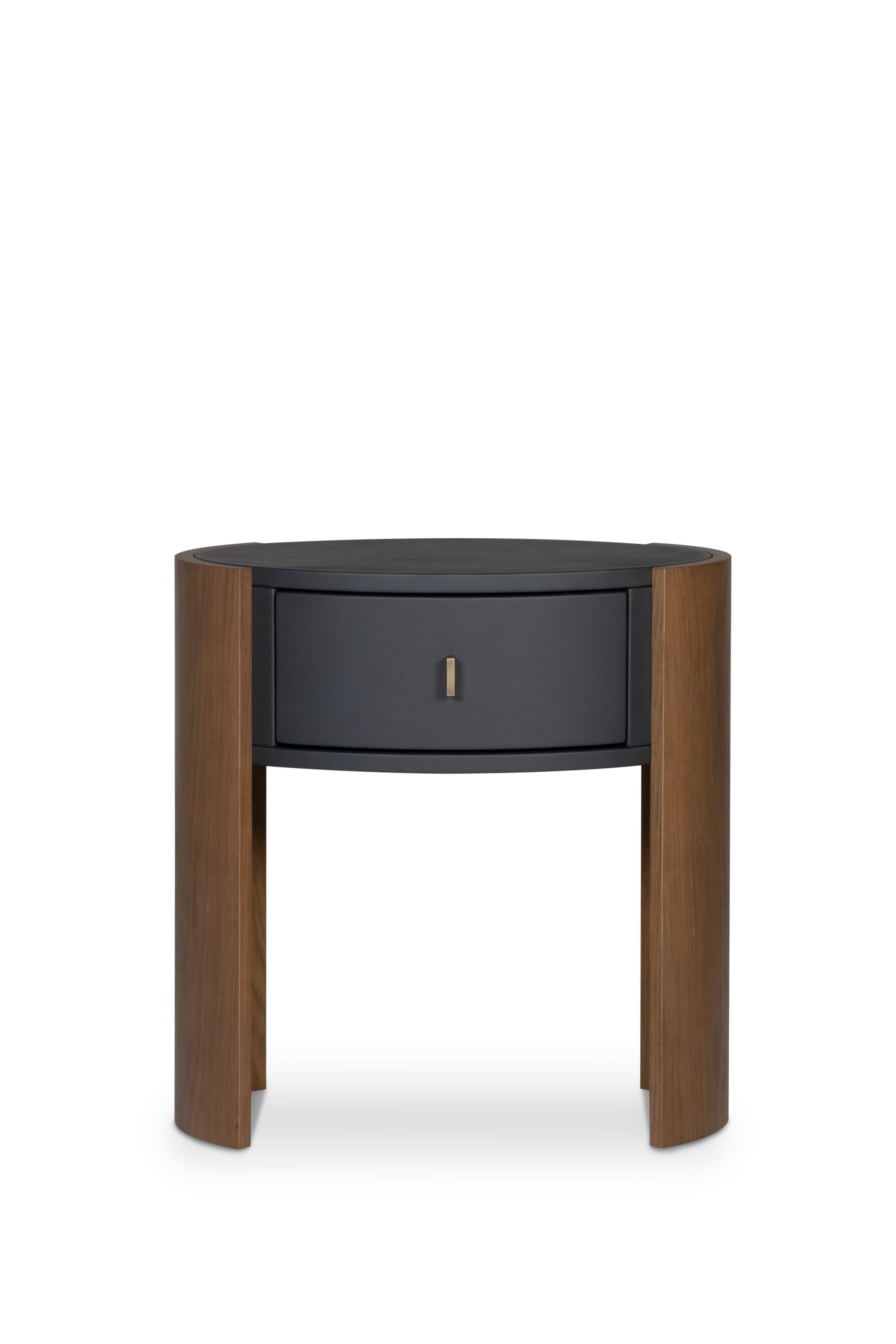 Portugais Table de nuit moderne Toscana, Oak, Brass, Black Leather, Handmade by Greenapple en vente