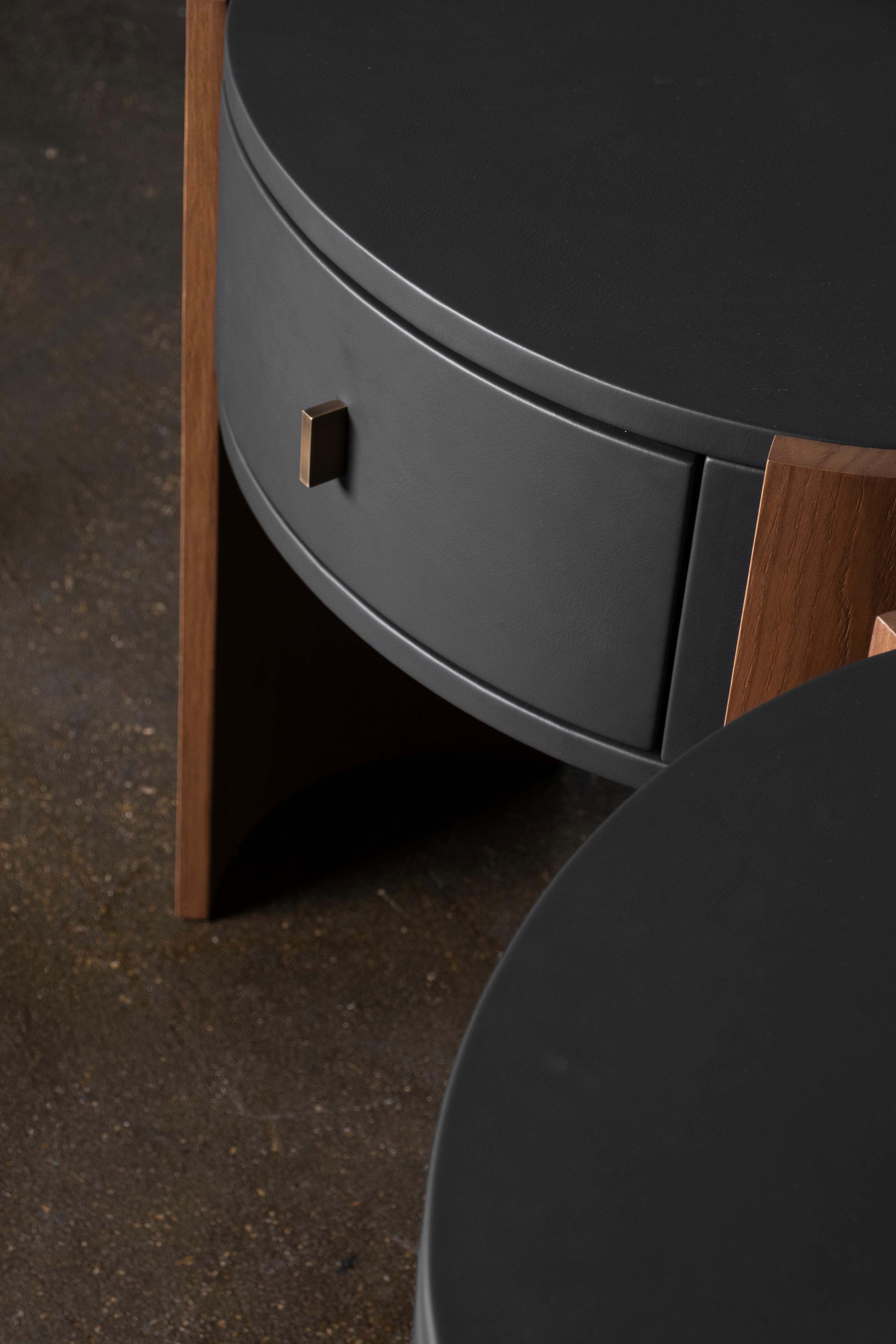 Laiton Table de nuit moderne Toscana, Oak, Brass, Black Leather, Handmade by Greenapple en vente