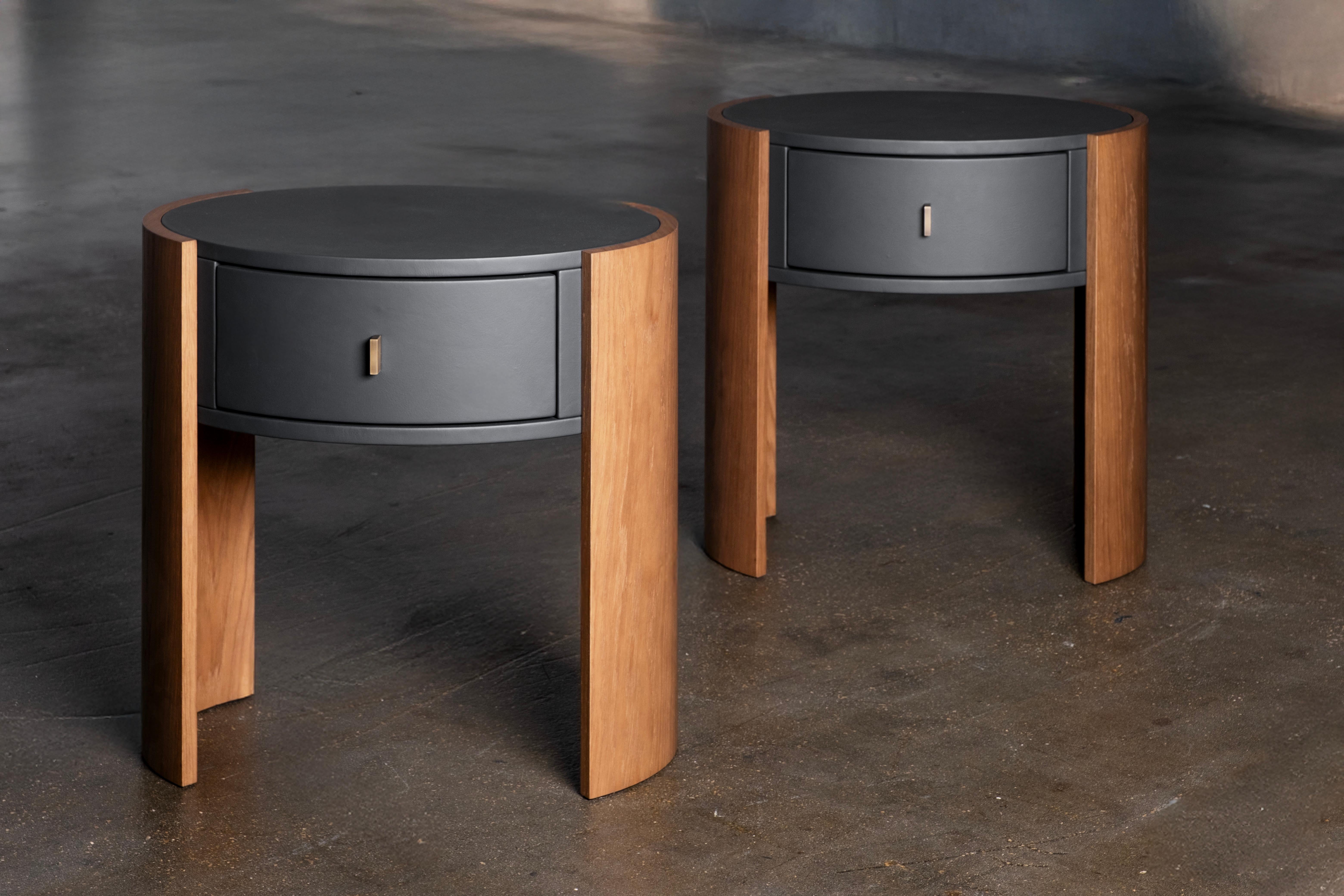 Portugais Table de nuit moderne Toscana, Oak, Brass, Caramel Leather, Handmade by Greenapple en vente