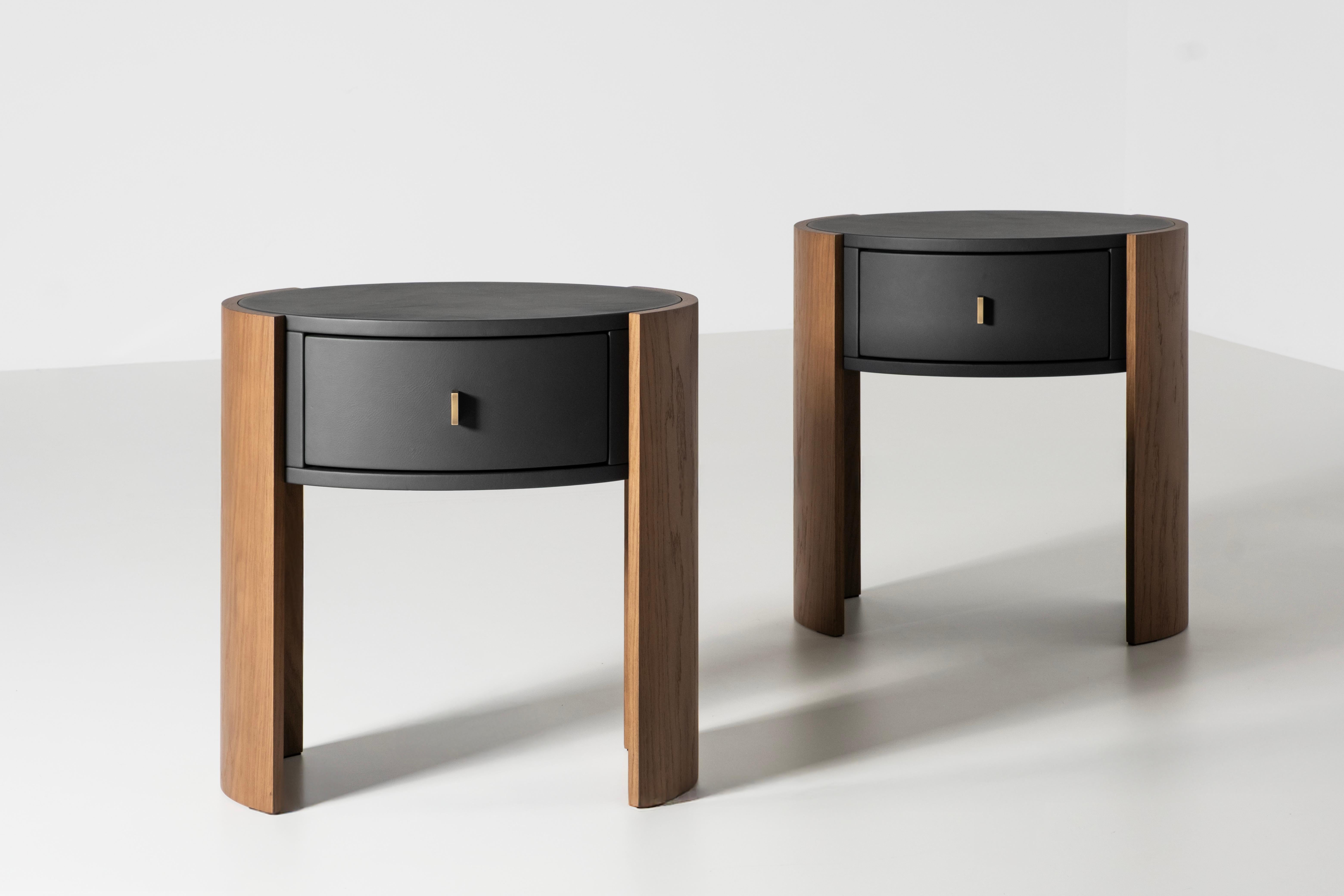 Brossé Table de nuit moderne Toscana, Oak, Brass, Caramel Leather, Handmade by Greenapple en vente