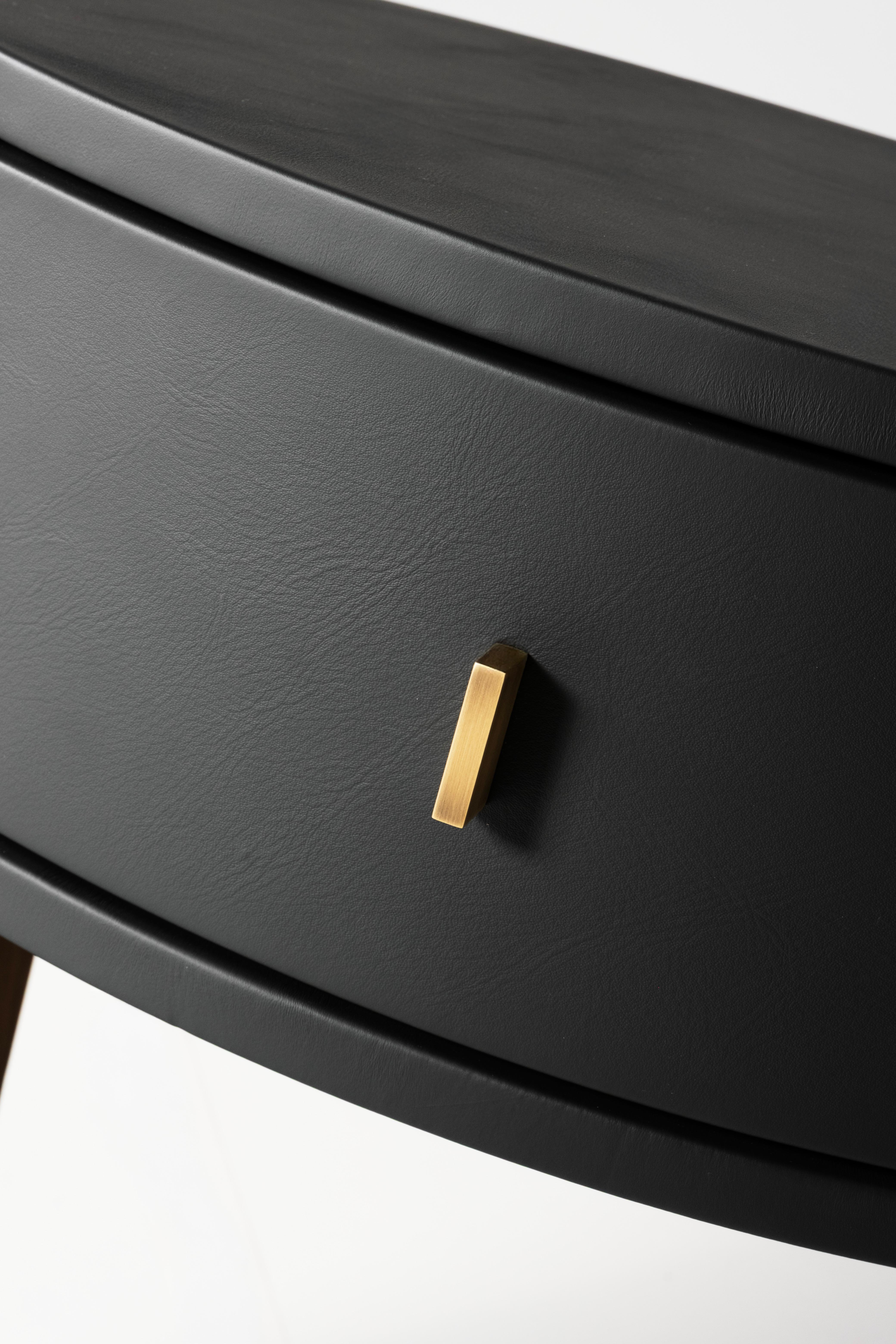 Laiton Table de nuit moderne Toscana, Oak, Brass, Caramel Leather, Handmade by Greenapple en vente