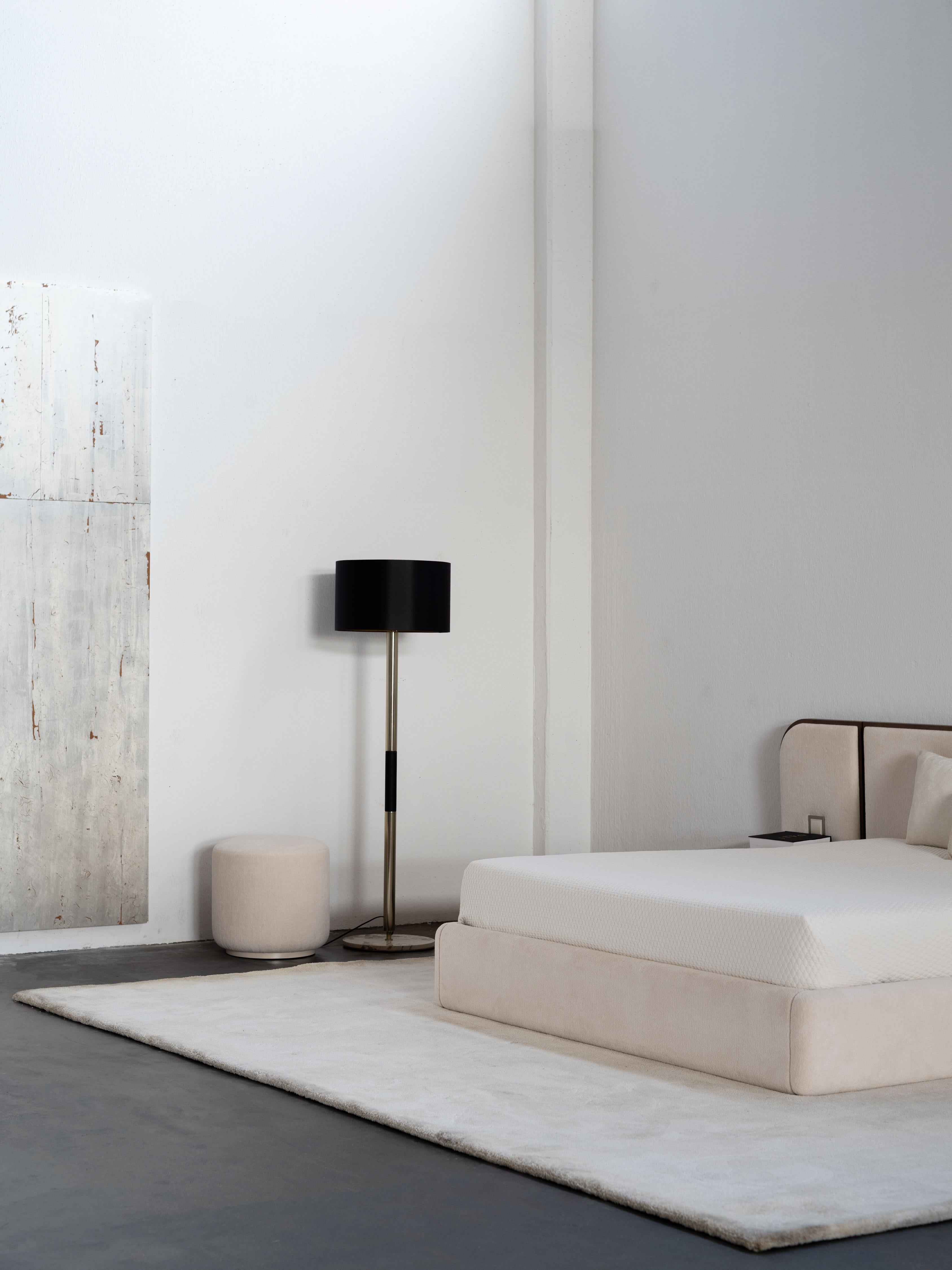 Toscana Pouf Ottoman, Collection Modern, fait à la main au Portugal - Europe by GF Modern.

Un ottoman confortable avec une touche luxueuse. Tapissé de tissu chenille de coton beige Dedar. Destiné à embellir toutes les finitions, ce pouf continue