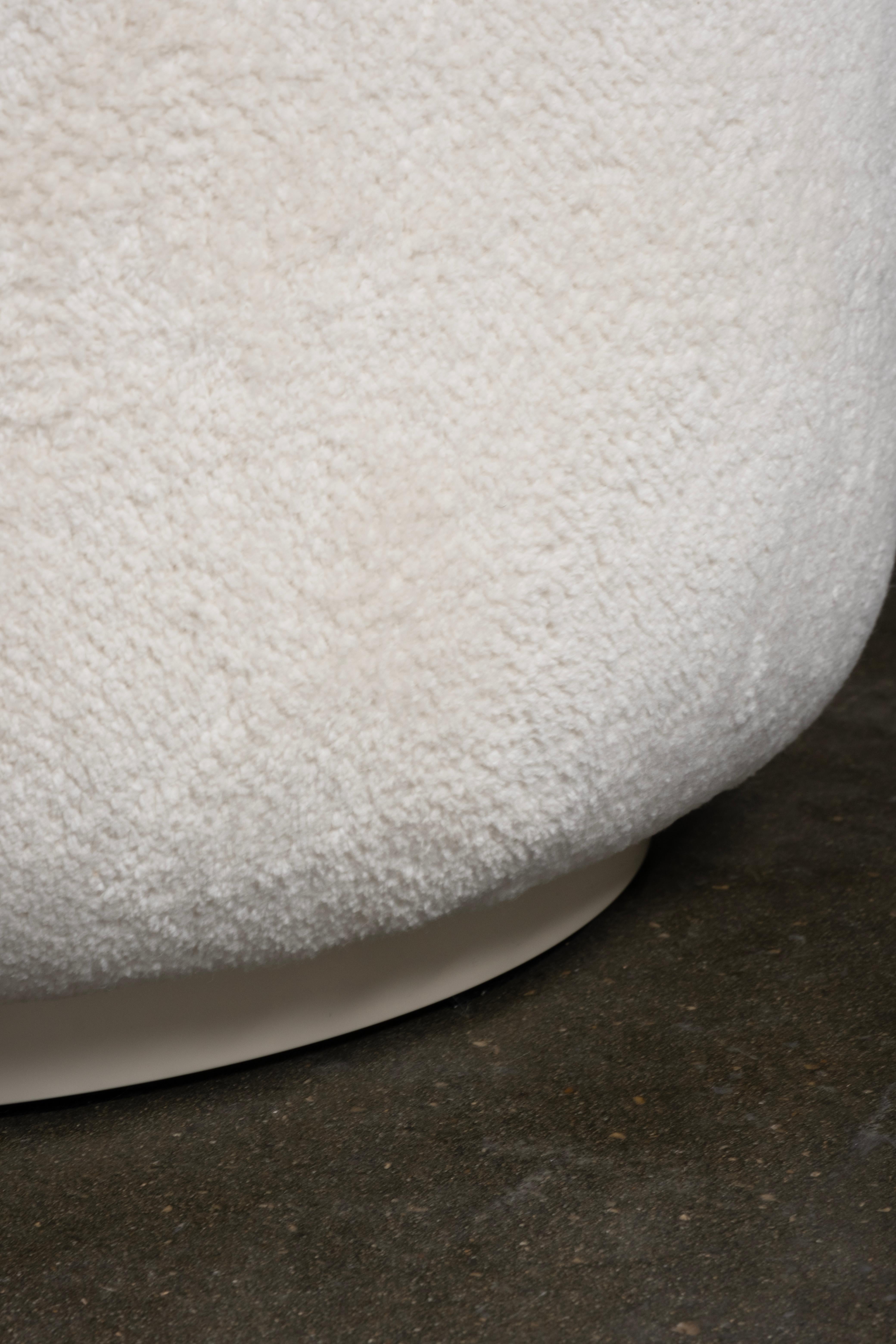 Fait main Pouf Toscana moderne Dedar Beige Chenille fait à la main Portugal par Greenapple en vente