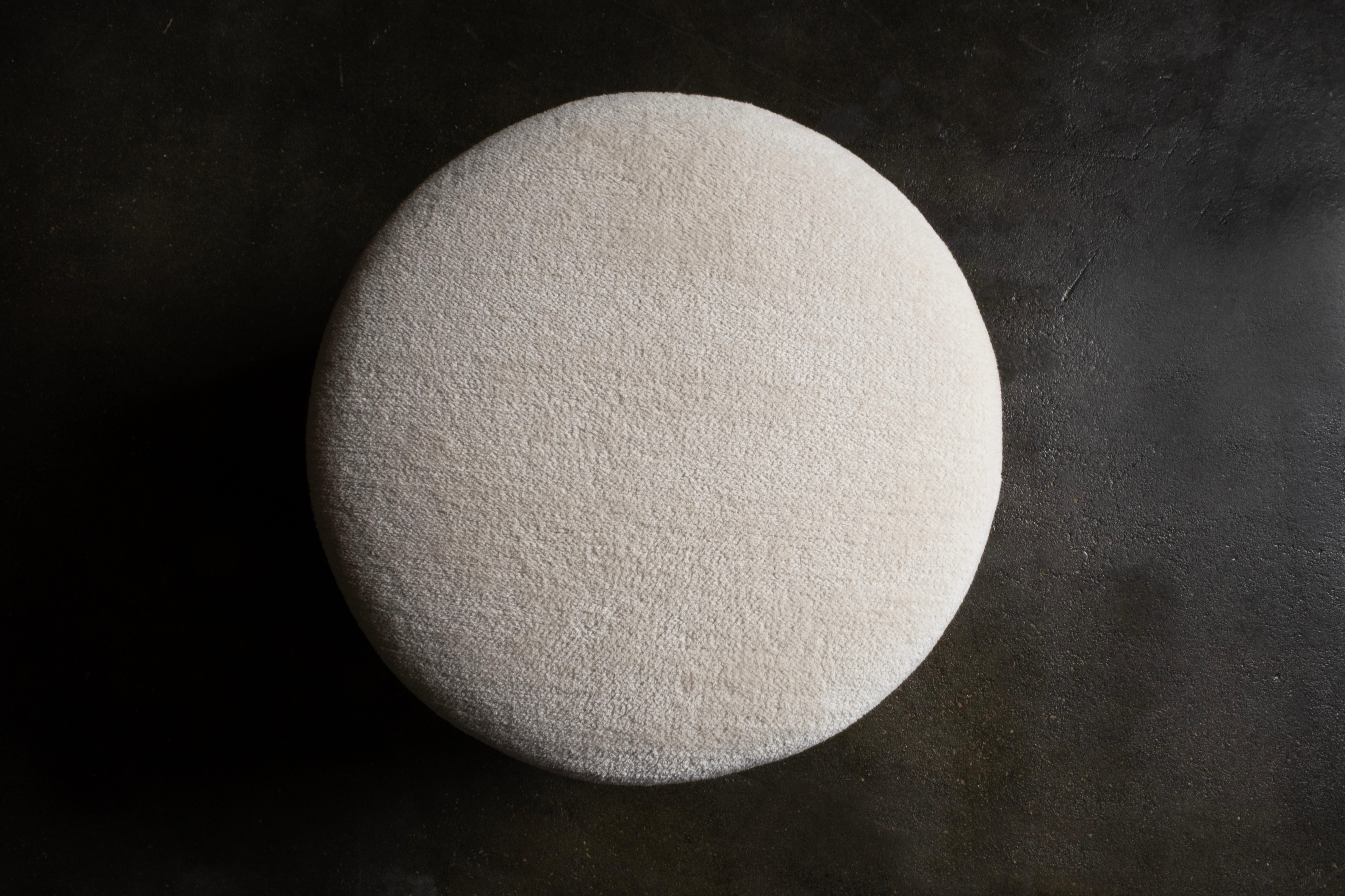 XXIe siècle et contemporain Pouf Toscana moderne Dedar Beige Chenille fait à la main Portugal par Greenapple en vente