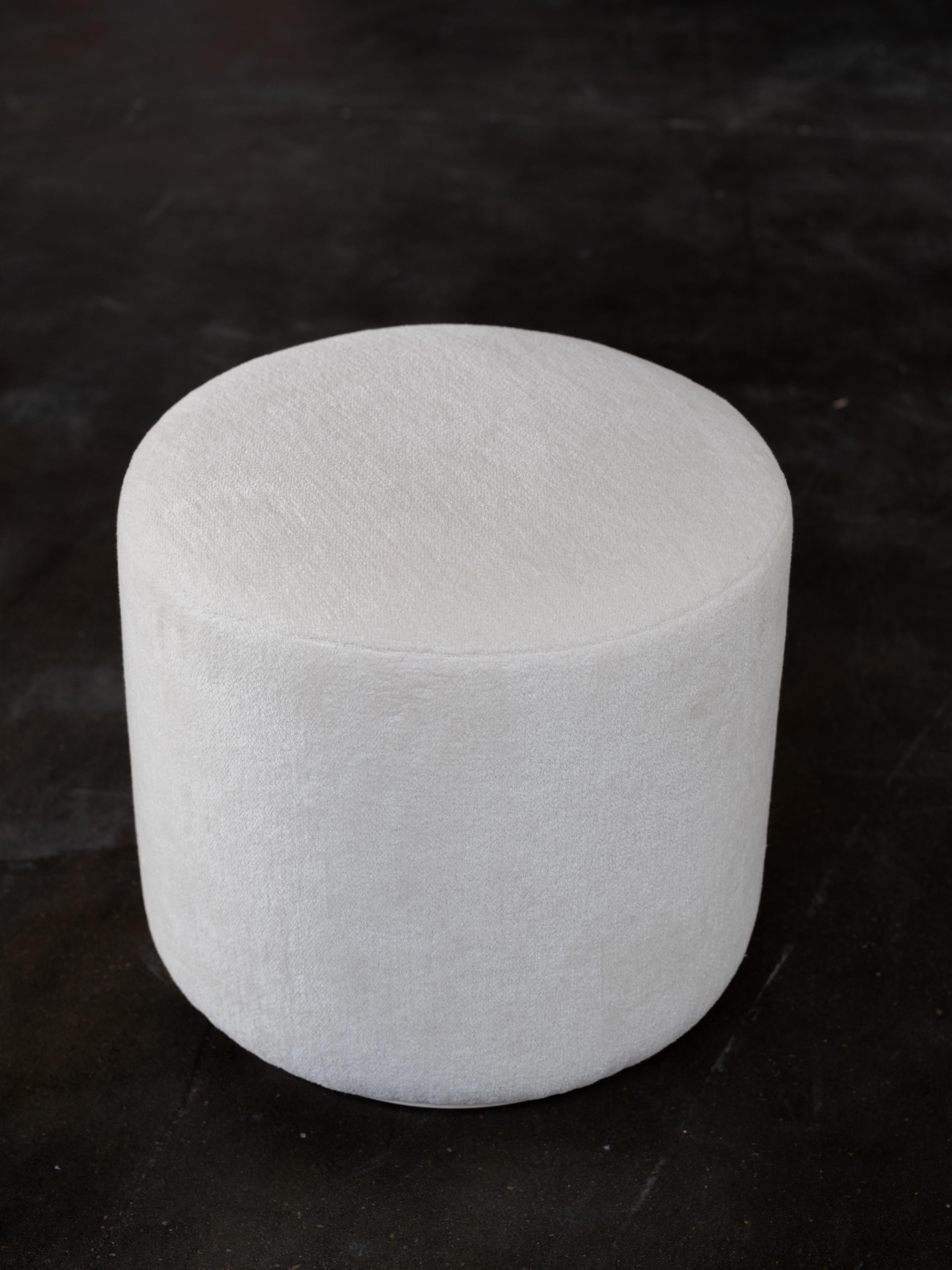 Bois Pouf Toscana moderne Dedar Beige Chenille fait à la main Portugal par Greenapple en vente
