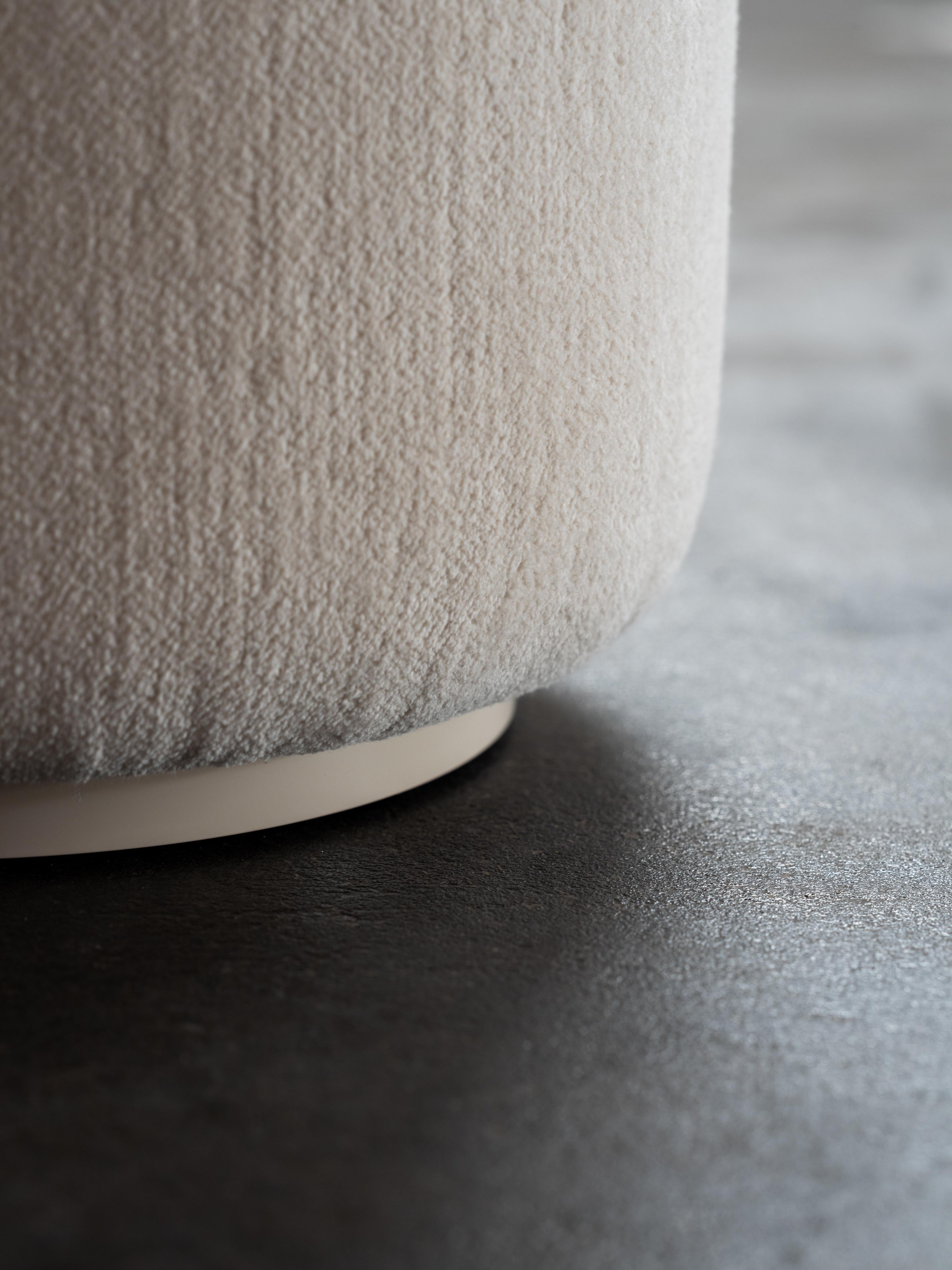 Pouf Toscana moderne Dedar Beige Chenille fait à la main Portugal par Greenapple en vente 1