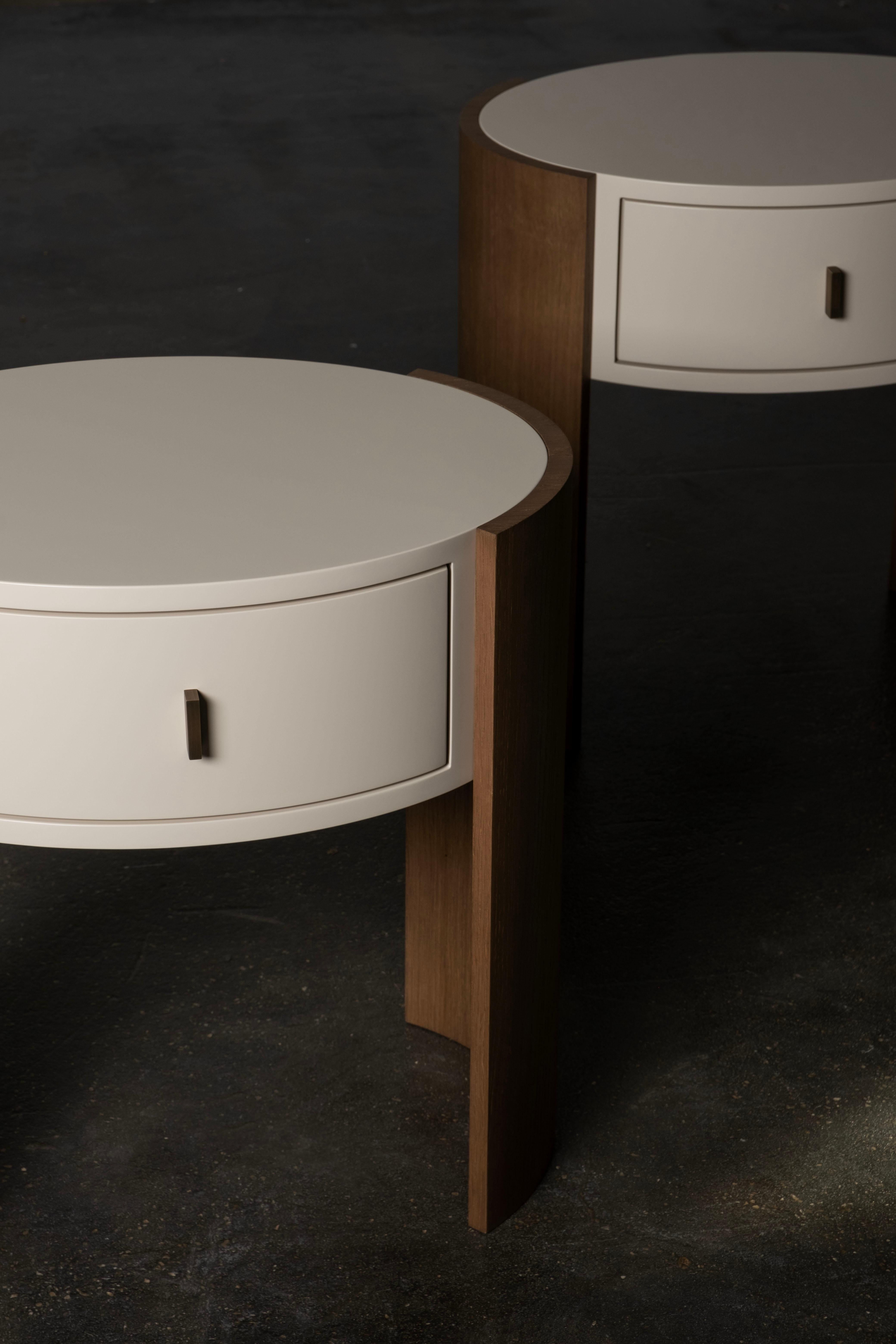 Set Toscana Moderno/2 Comodini, Oak, Ottone, Pelle Beige, Fatto a mano Greenapple in vendita 1