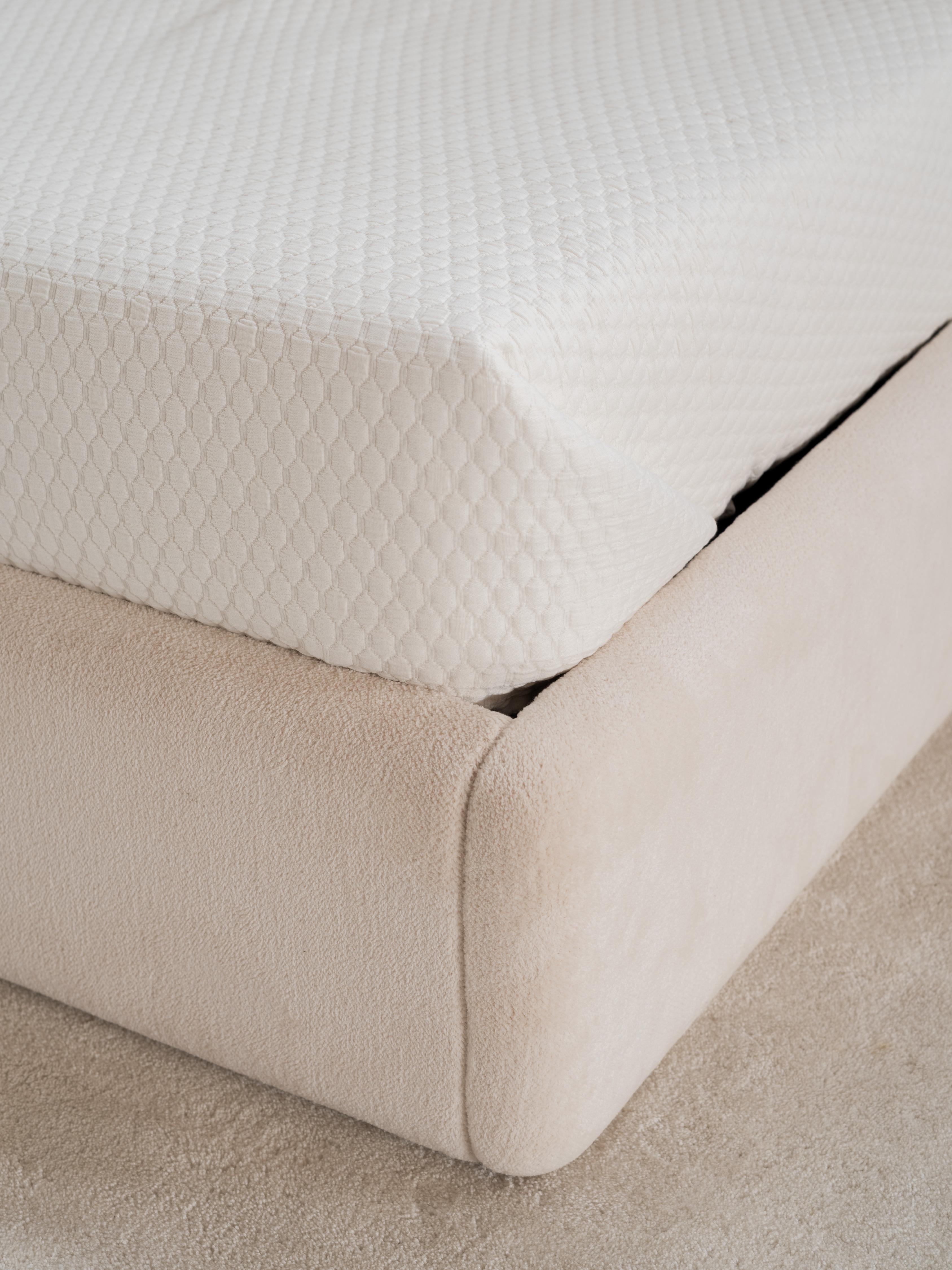 Letto moderno Toscana US Queen Size Green DEDAR in velluto fatto a mano in Portogallo Greenapple in vendita 8