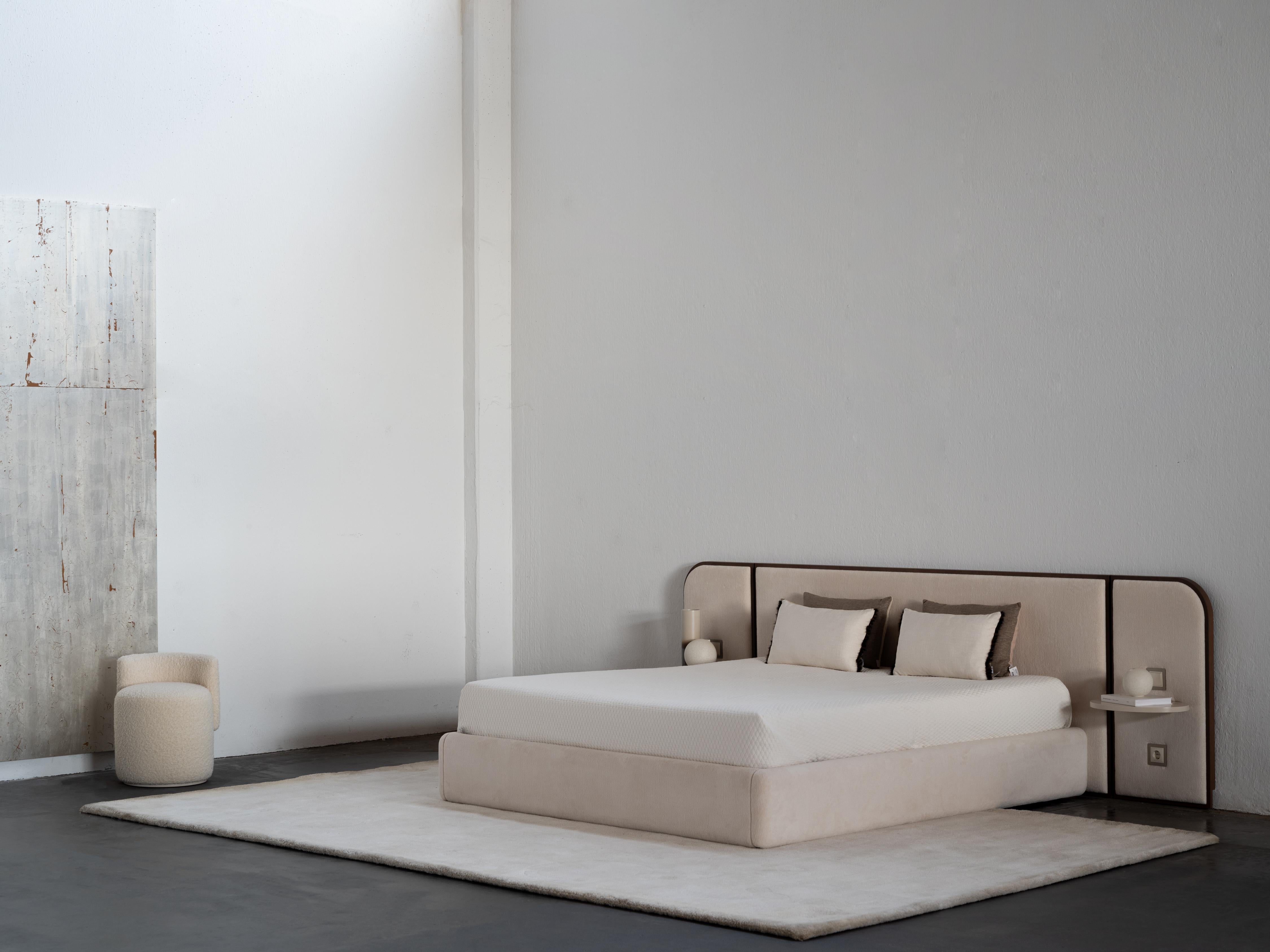 Modernes modernes Toscana US Queen Size Bett aus lila Leder, handgefertigt  Portugal Greenapple im Angebot 1