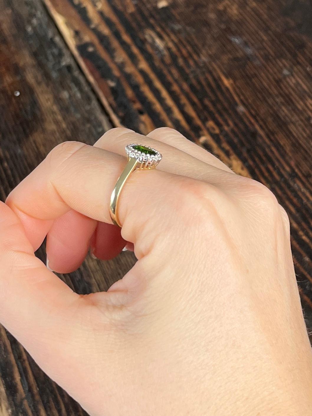 Der 1-karätige Turmalin in diesem Ring hat eine tiefe, köstliche grüne Farbe und wird durch einen Kranz schimmernder, runder Diamanten im Brillantschliff von insgesamt 20 Pence perfekt ergänzt. Die Steine sind in Platin gefasst, der Rest des Rings