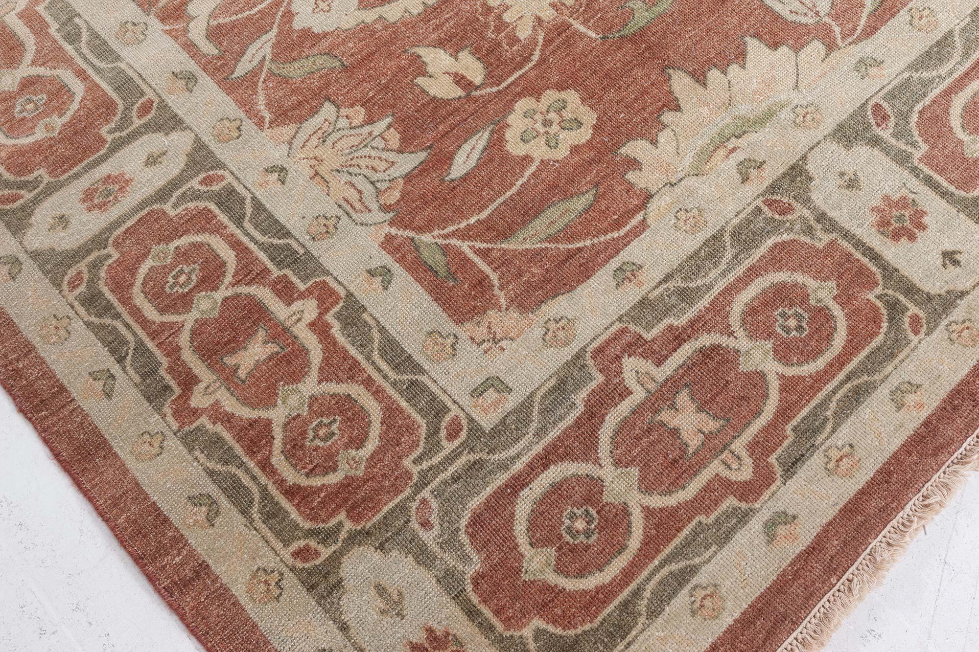 Modern Traditional Inspired Hand-knotted Wool Rug In New Condition For Sale In New York, NY