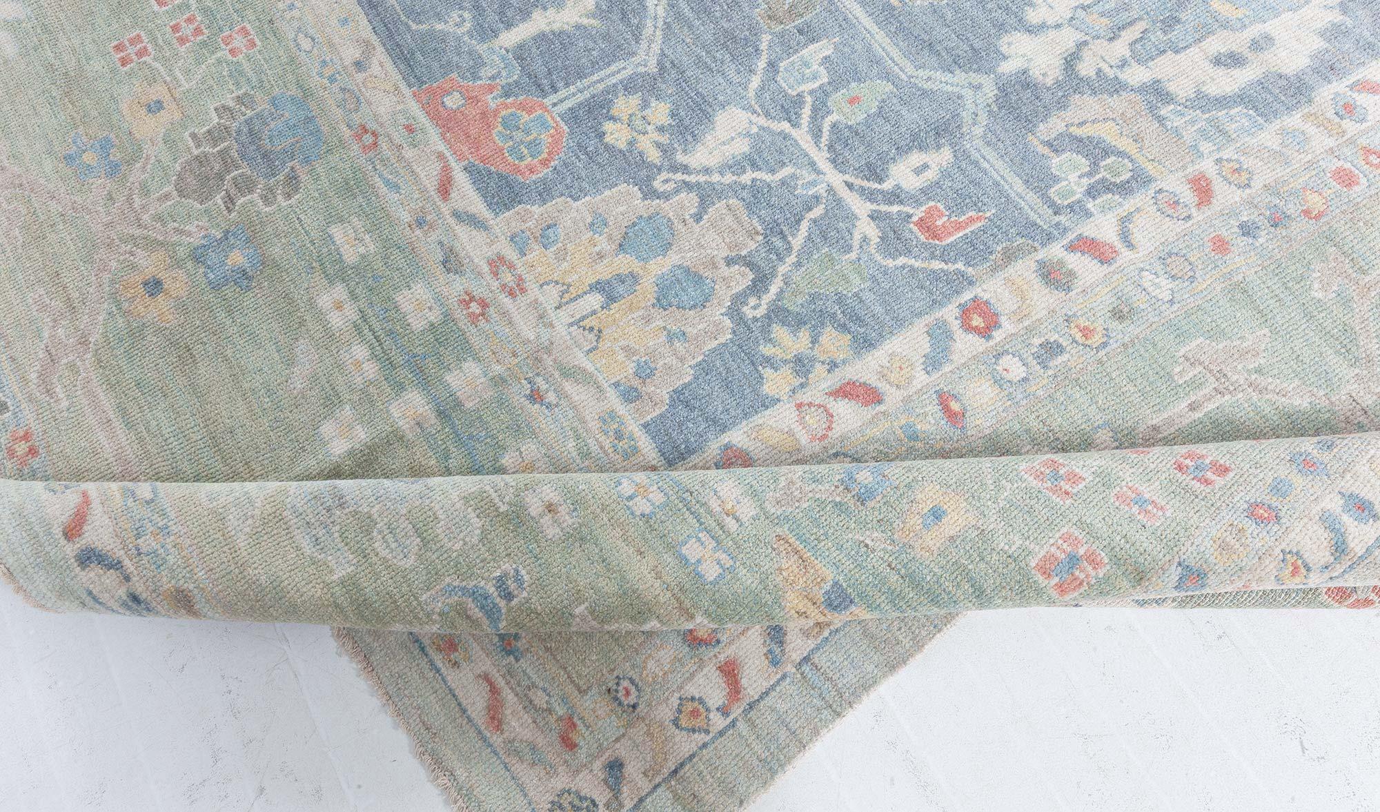 Traditionell inspirierter Teppich von Doris Leslie Blau, Moderne (21. Jahrhundert und zeitgenössisch) im Angebot