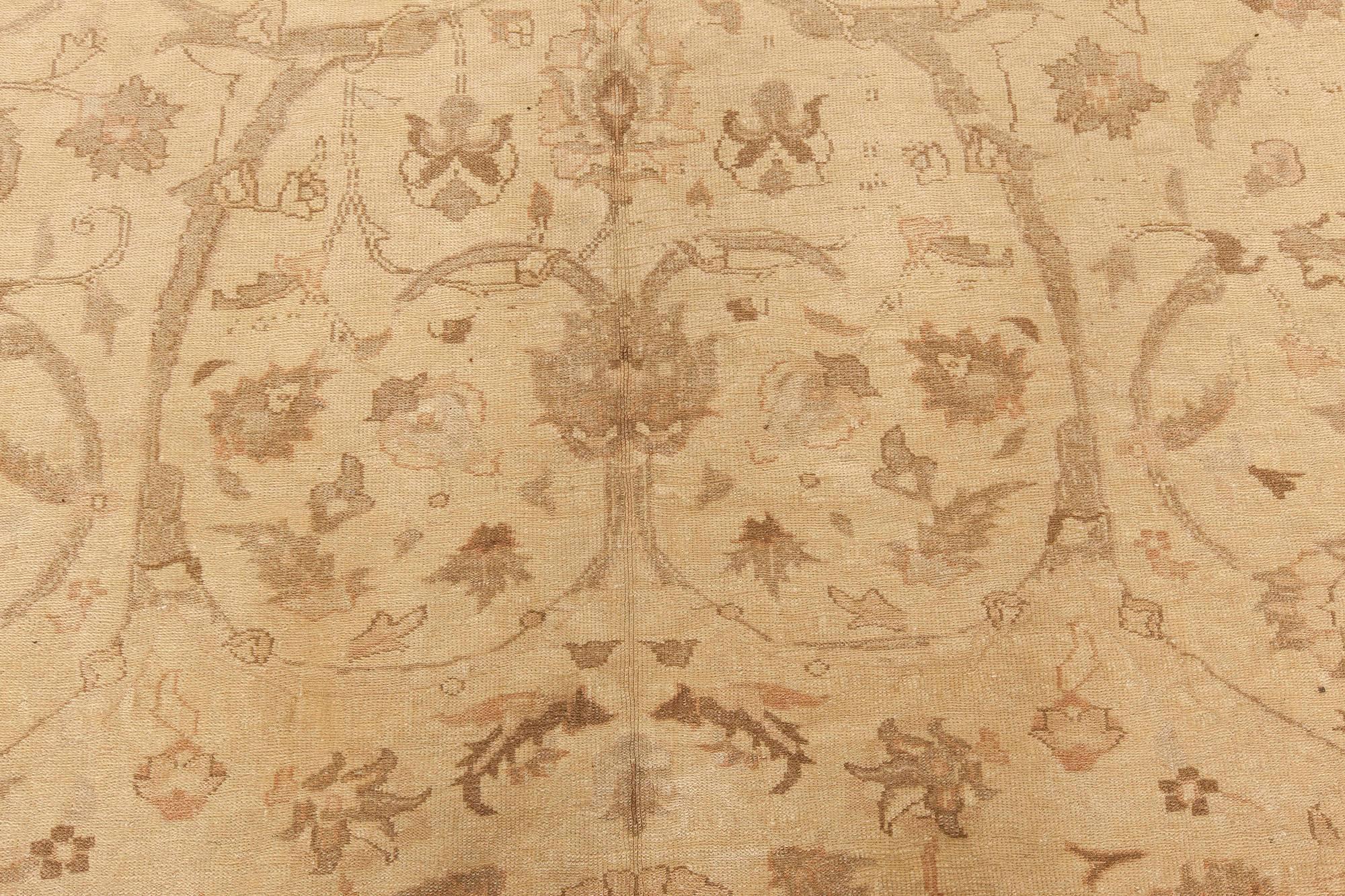 Moderner traditioneller orientalisch inspirierter handgefertigter Teppich von Doris Leslie Blau.
Größe: 9'0