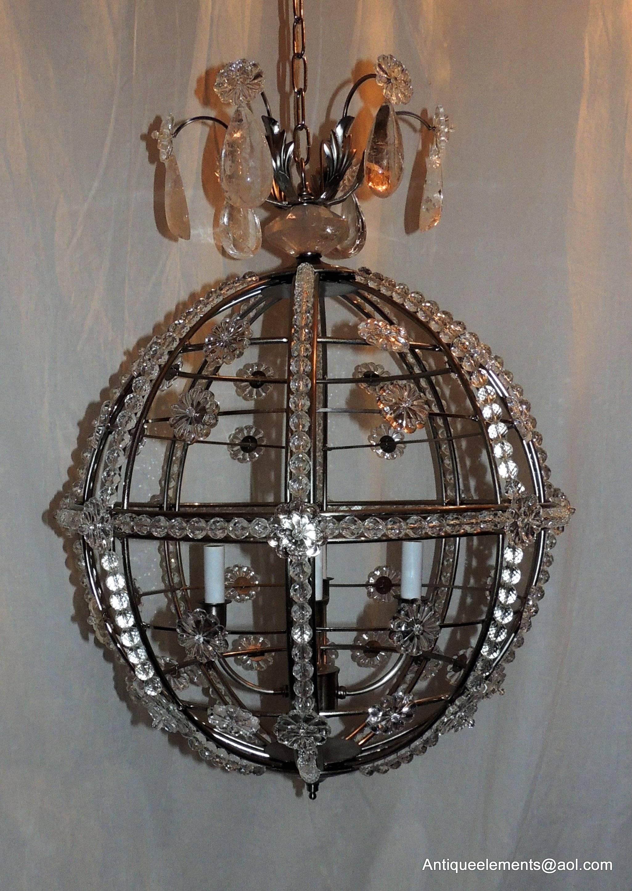 Dieser Kronleuchter im Sputnik-Stil aus gebürstetem Nickel eignet sich perfekt für den Übergangsbereich. Er ist mit Kristallperlen verziert und mit Kristallblumen akzentuiert. Die fließende Bergkristallkrone sitzt auf dem schönen Bergkristallprisma