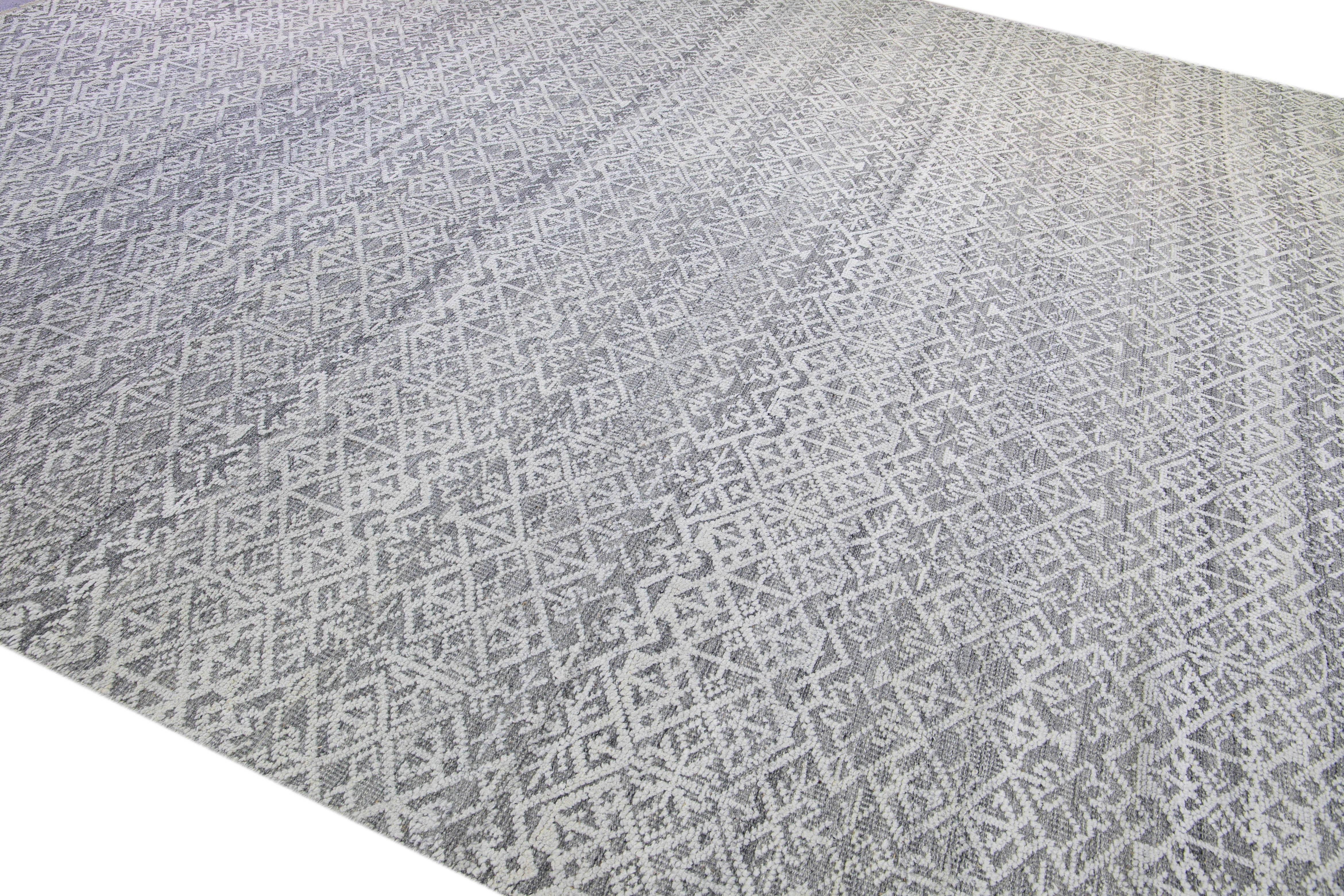 Modern Transitional Gray and Ivory Handmade Allover Geometric Oversize Wool Rug In New Condition For Sale In Norwalk, CT