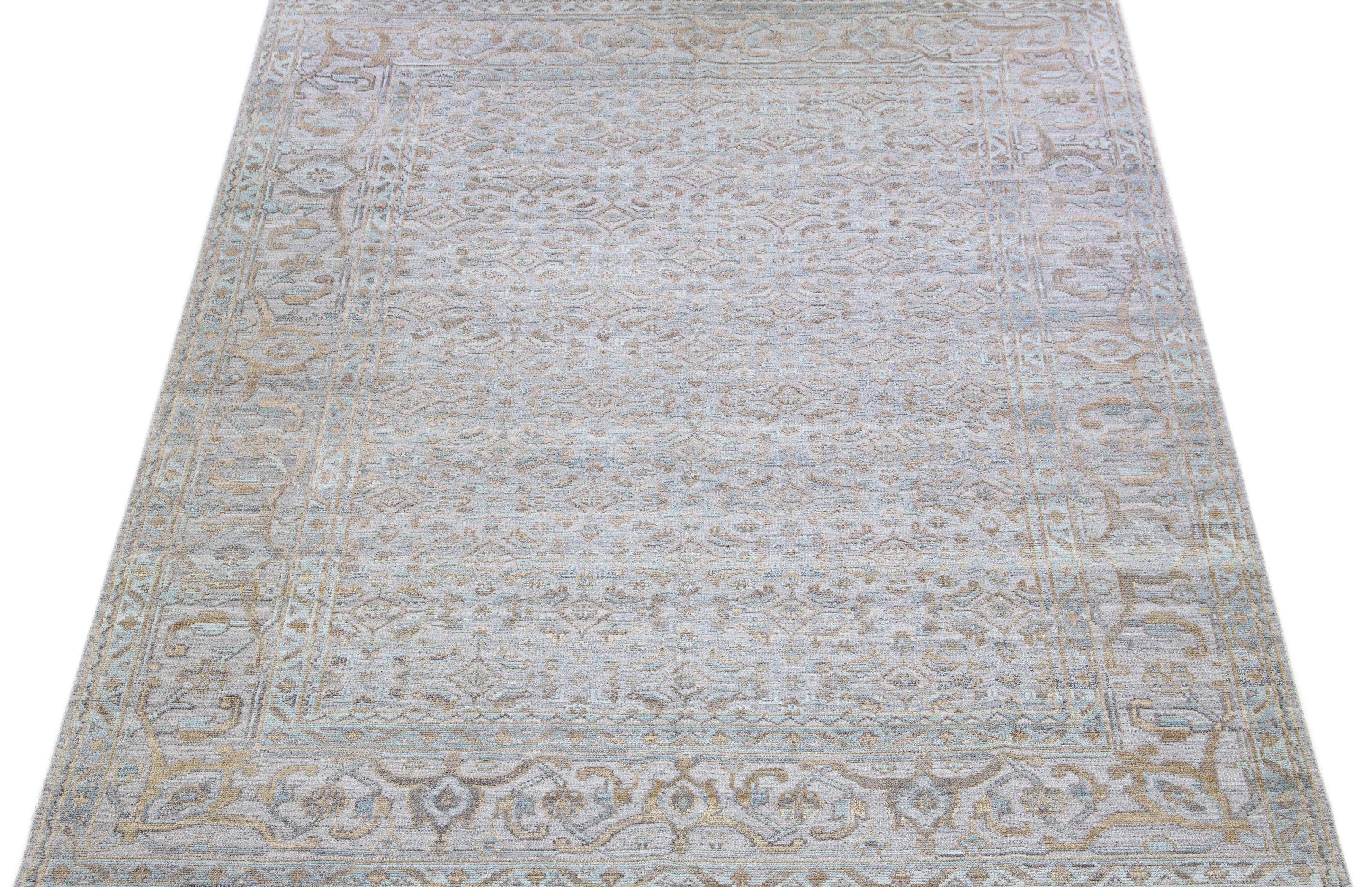 Schöner moderner handgeknüpfter Wollteppich mit grauem Feld. Dieser Transitional-Teppich hat goldene Akzente, die ein modernes, florales Allover-Muster im Mid-Century-Look schaffen. 

Dieser Teppich misst 10' x 14'.

Unsere Teppiche werden vor dem