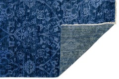Tappeto da tavolo in lana annodato a mano, in stile moderno-transizionale, nei toni dell’indaco intenso e del blu cobalto