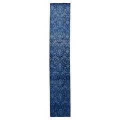 Tappeto da tavolo in lana annodato a mano, in stile moderno-transizionale, nei toni dell’indaco intenso e del blu cobalto