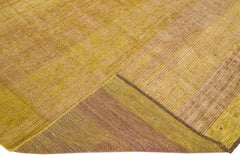 Moderner, handgefertigter Wollteppich im Transitional-Stil mit durchgehendem Muster in Gelb und Braun von Apadana