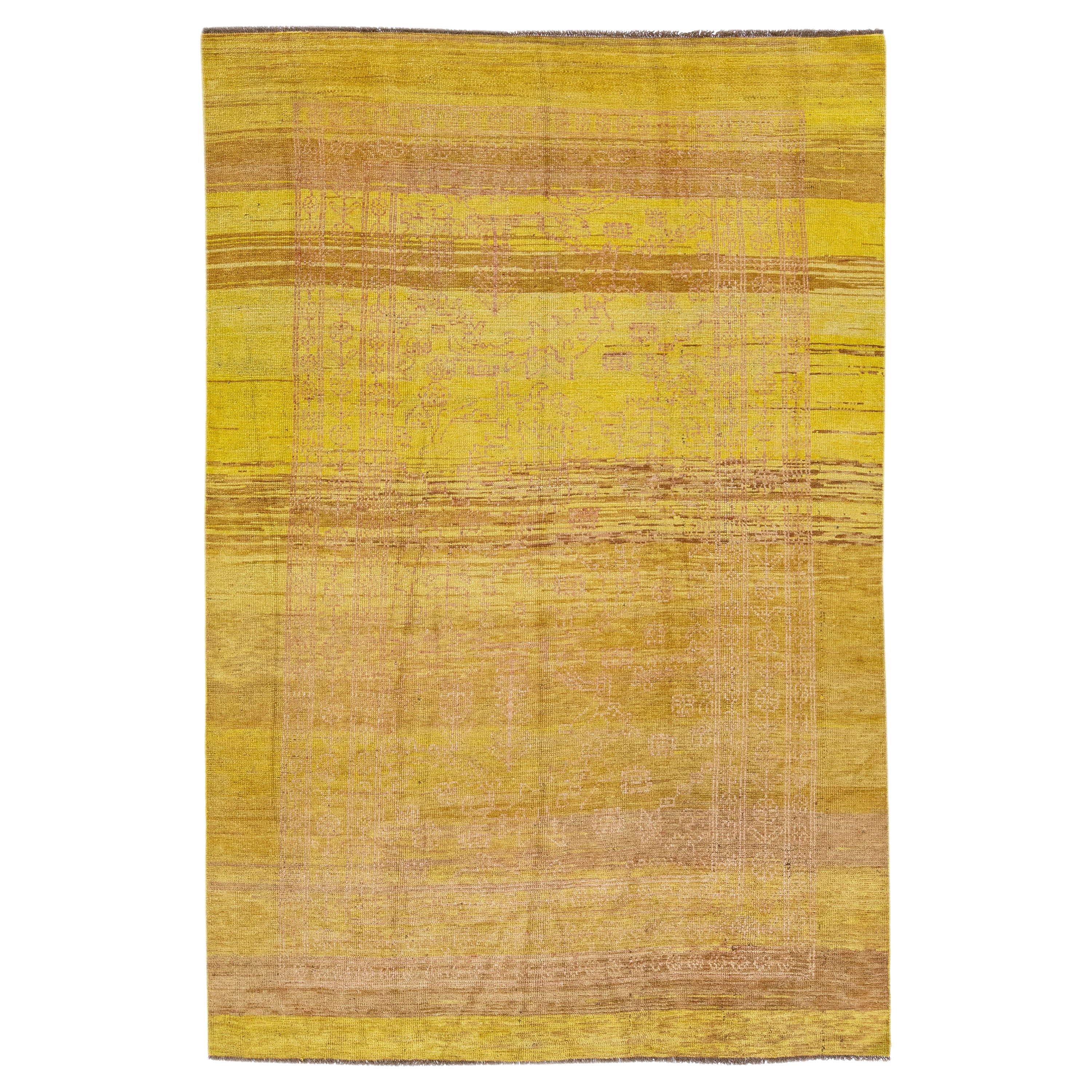 Tapis moderne transitionnel en laine jaune et marron entièrement fait à la main par Apadana