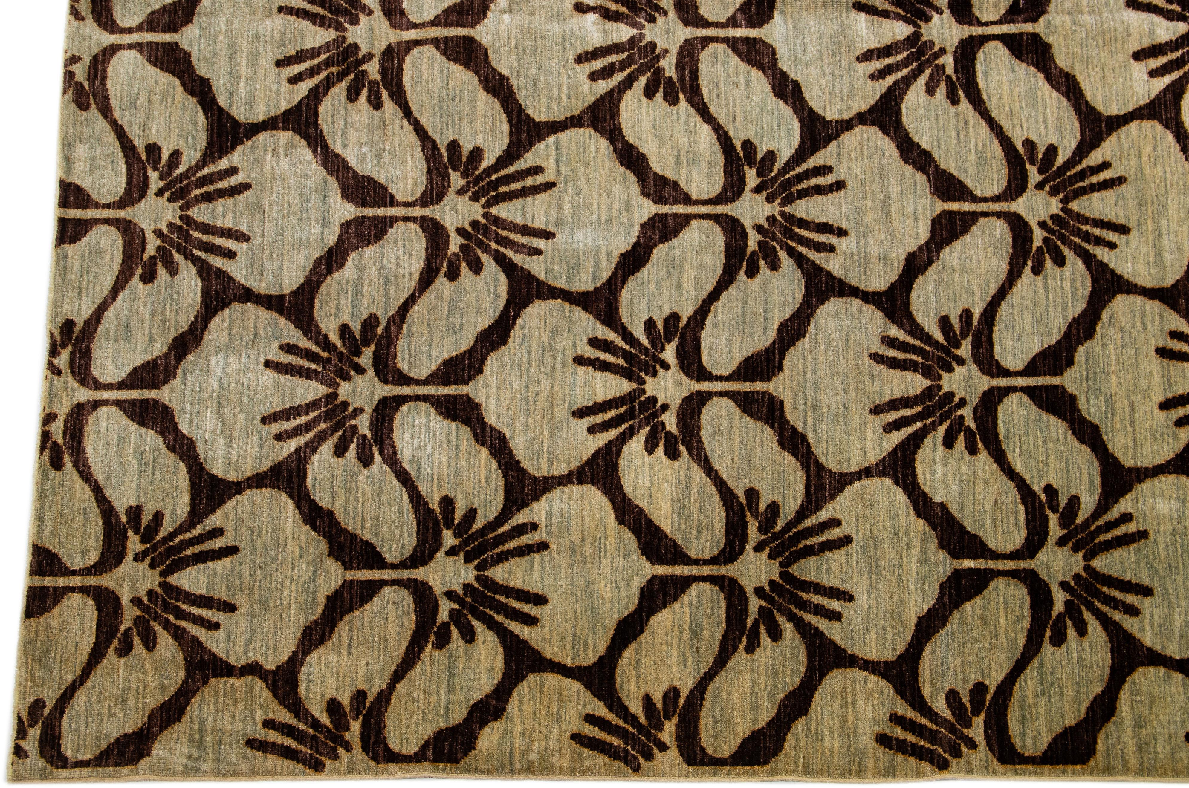 Modern Transitional Handmade Brown Palmettes Pattern Oversize Tan Wool Rug (21. Jahrhundert und zeitgenössisch) im Angebot