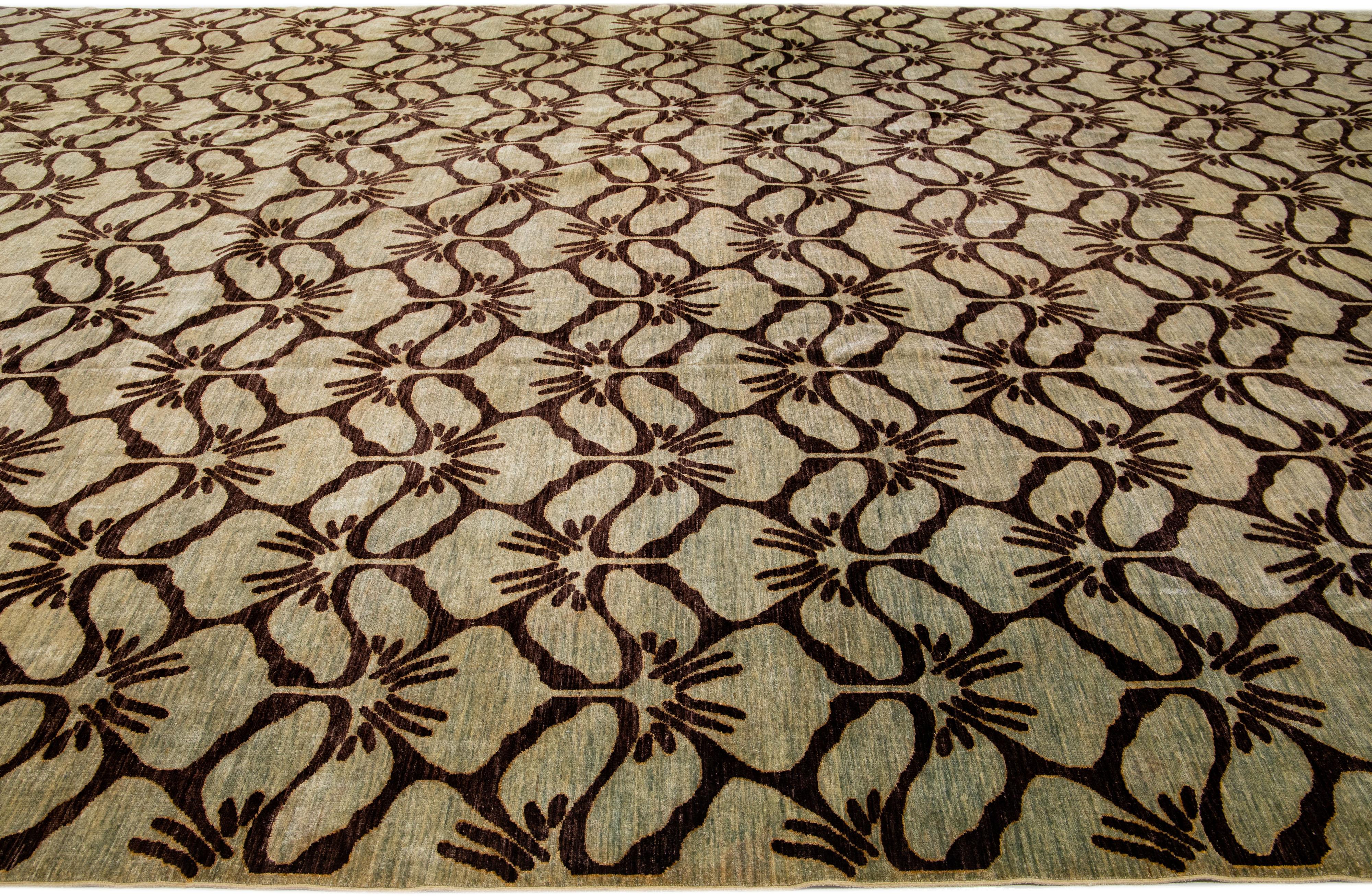 Modern Transitional Handmade Brown Palmettes Pattern Oversize Tan Wool Rug (Wolle) im Angebot