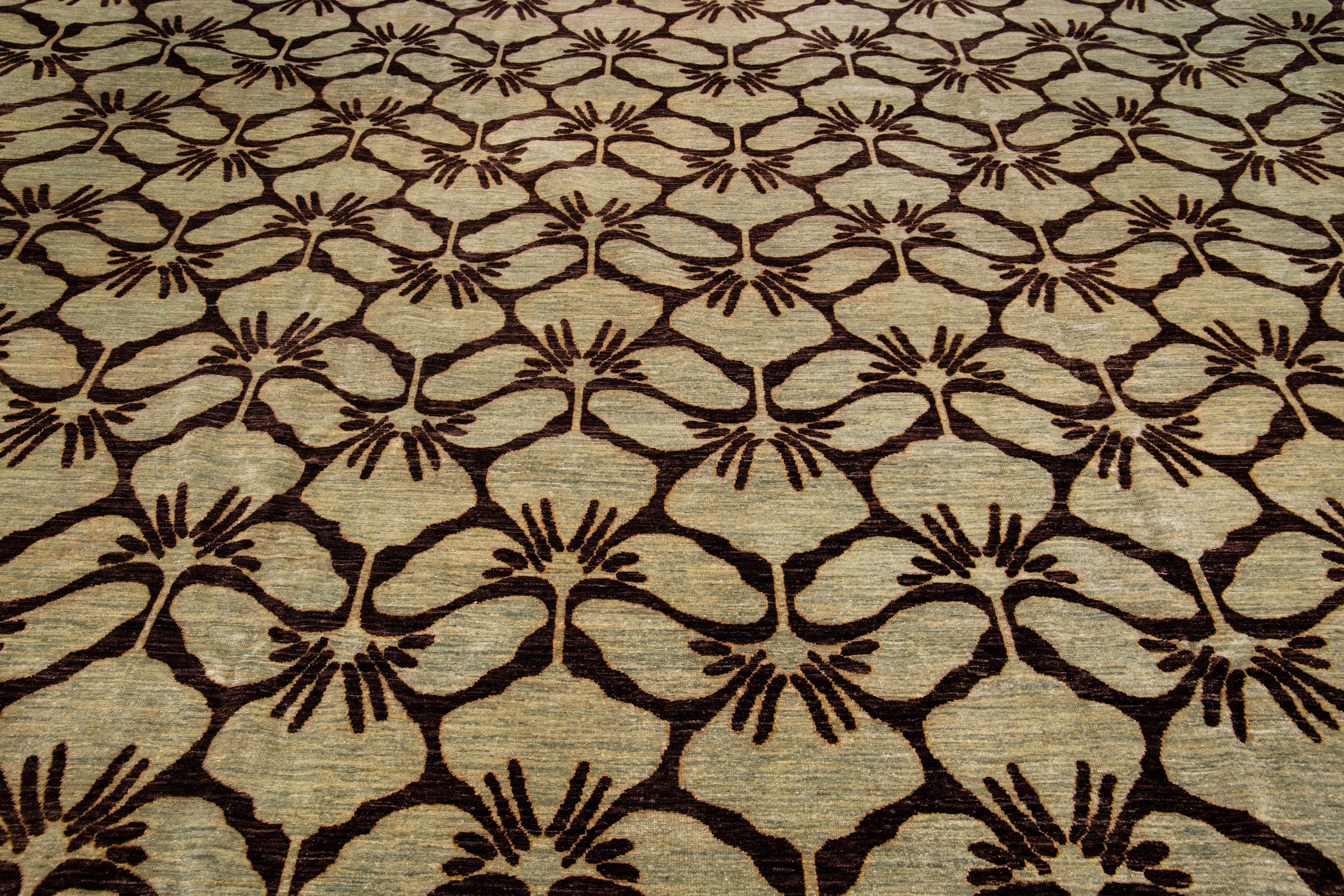 Modern Transitional Handmade Brown Palmettes Pattern Oversize Tan Wool Rug im Angebot 1