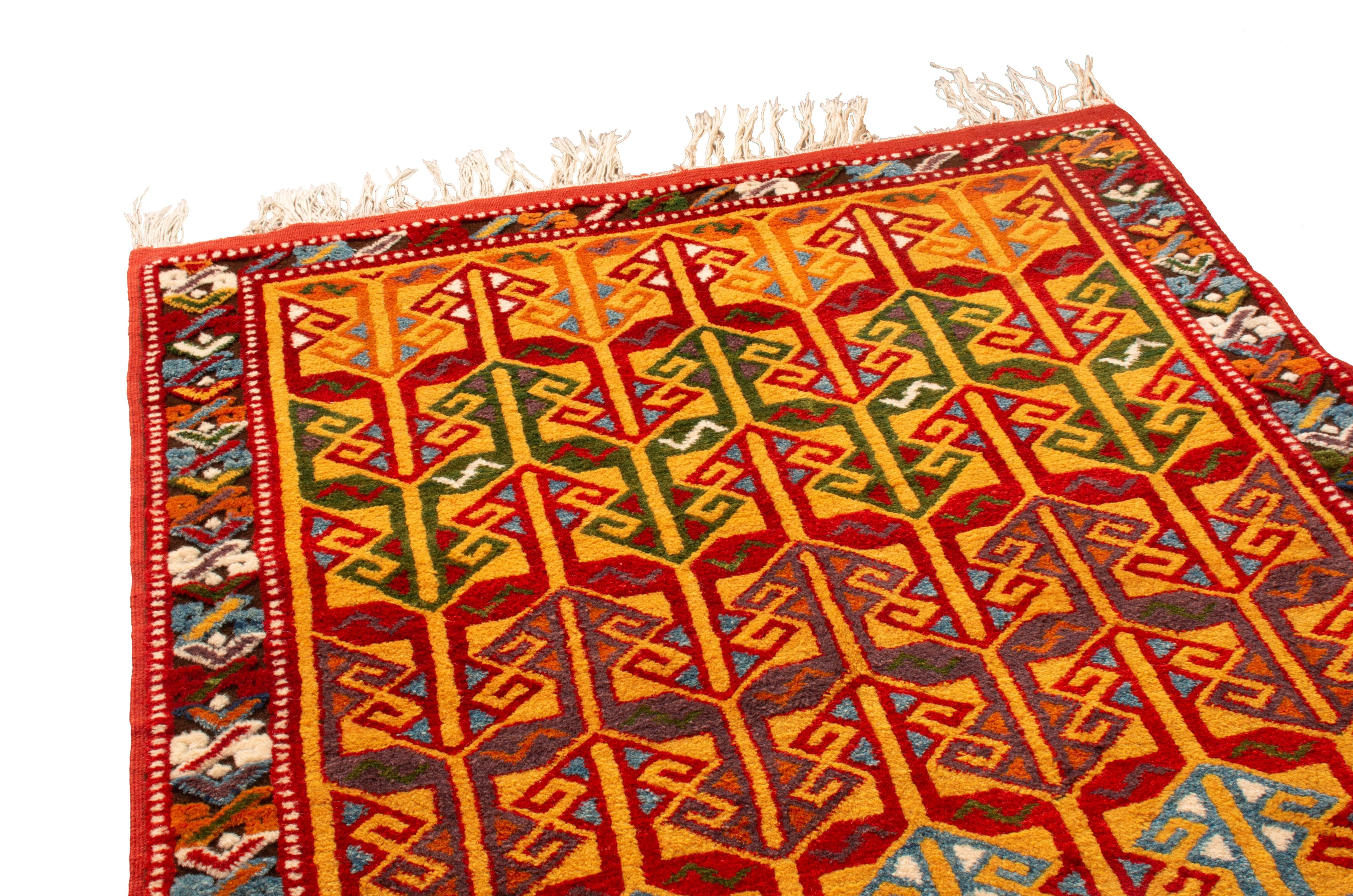 Dieser moderne, aus der Türkei stammende Wollteppich von Rug & Kilim ist aus hochwertiger Wolle handgewebt und zeigt dominante rote und goldgelbe Farbtöne mit mehrfarbigen, verschnörkelten Medaillons in einer fein gewebten Umrandung mit
