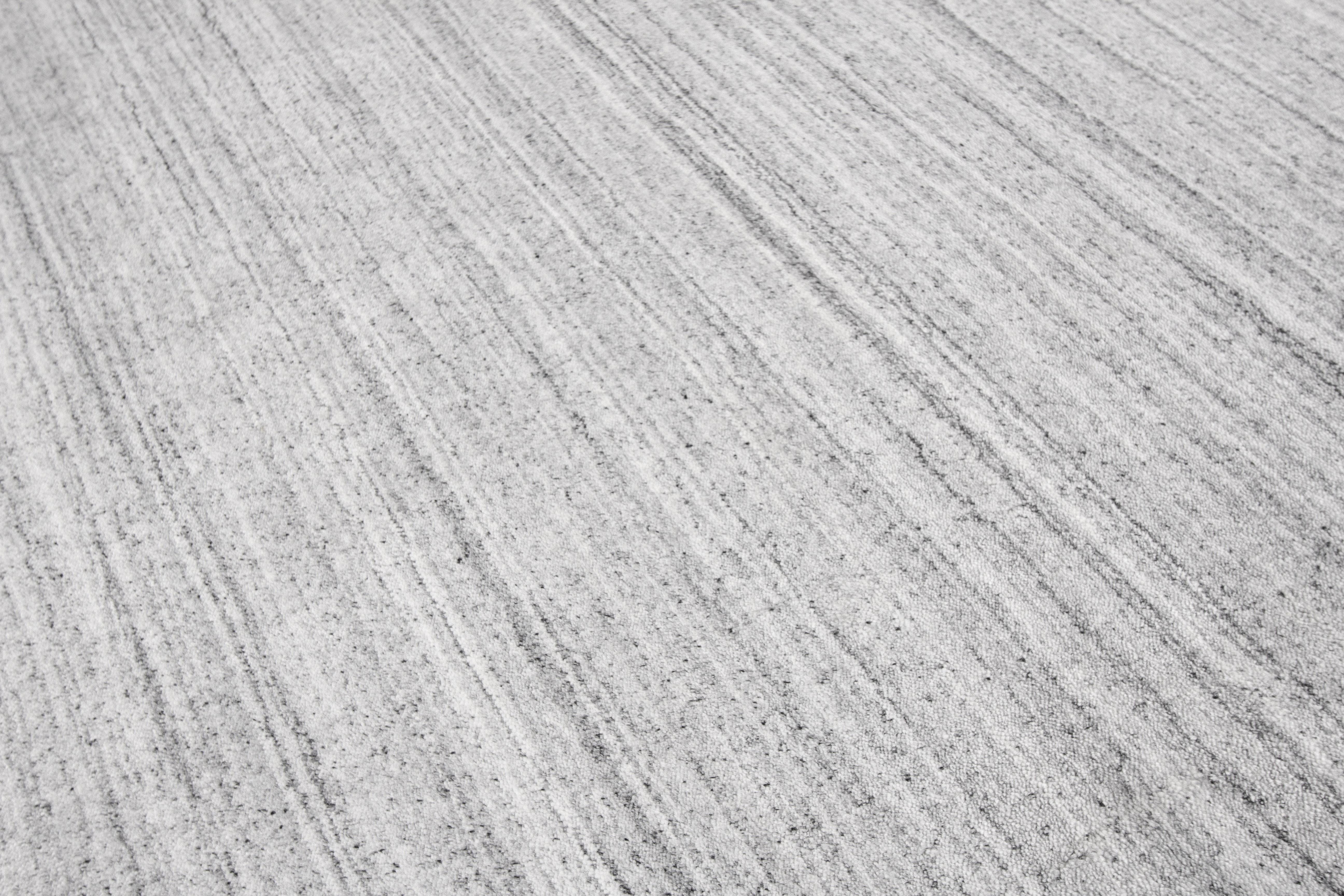 A modern transitional solid gray rug with an all-over solid gray motif. This piece would be the perfect addition to your home. This rug measures at 13'1