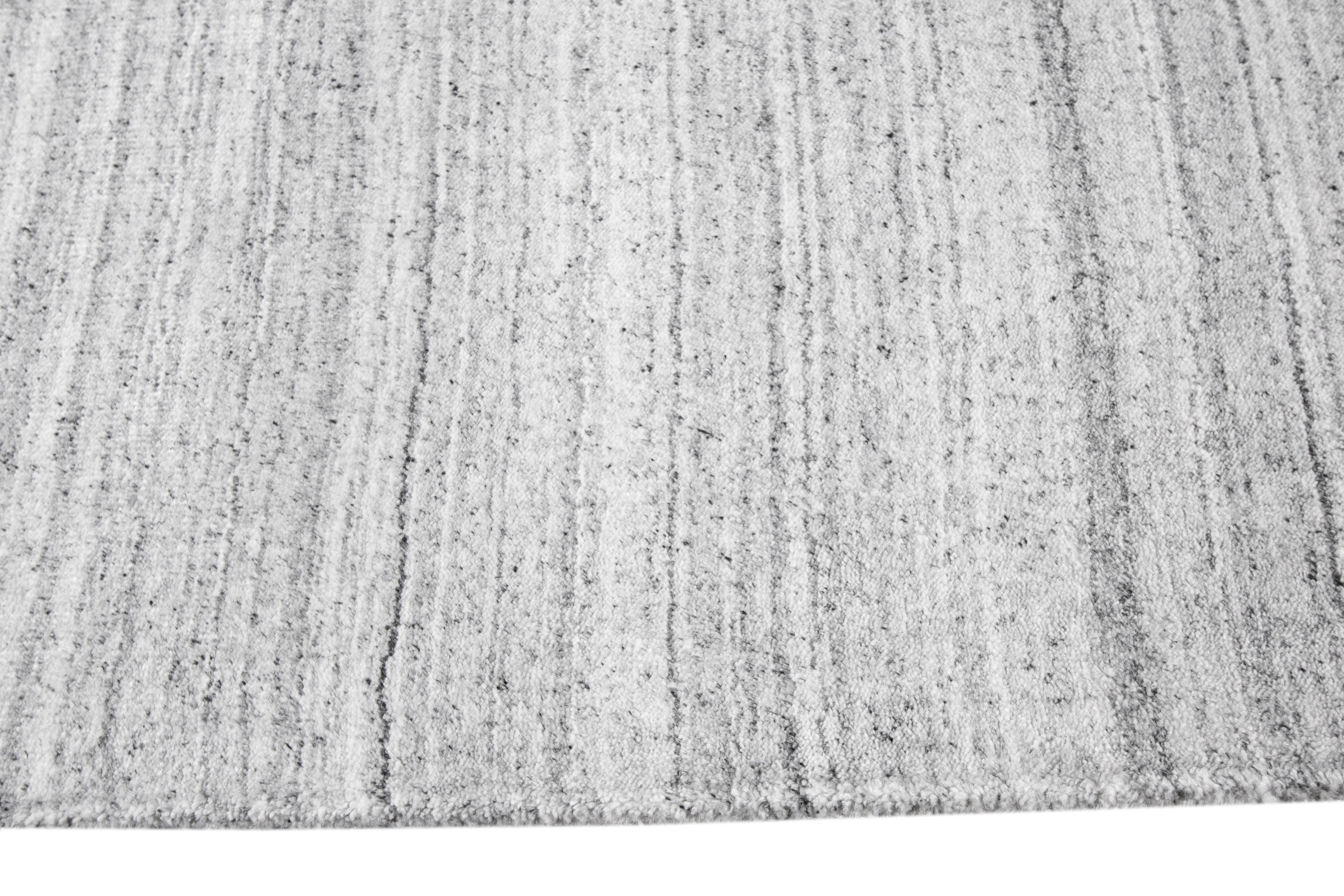 Modern Transitional Solid Gray Rug In New Condition For Sale In Norwalk, CT