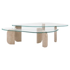 Set di 2 tavolini da caffè impilabili "Dornes" in travertino moderno e vetro di Greenapple