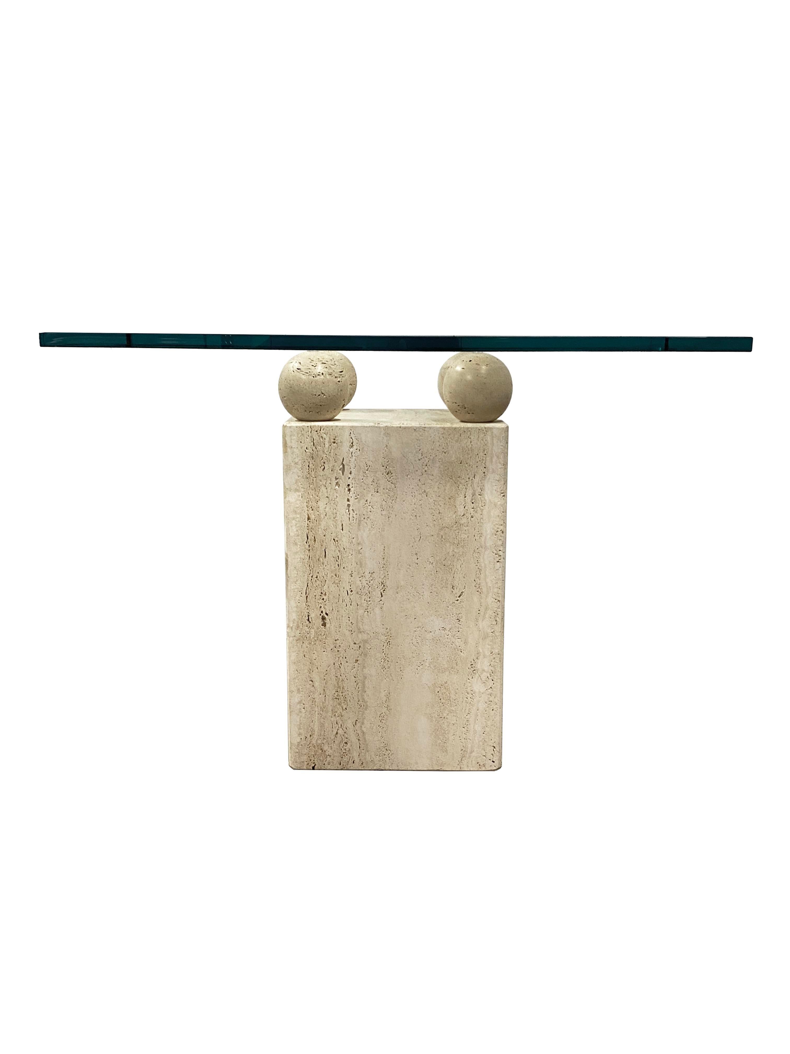 Cette table d'appoint exquise est une fusion étonnante du design moderne du milieu du siècle et de l'artisanat italien luxueux. Dotée d'une solide base en travertin, le design de la table est à la fois sophistiqué et unique. La base rectangulaire du
