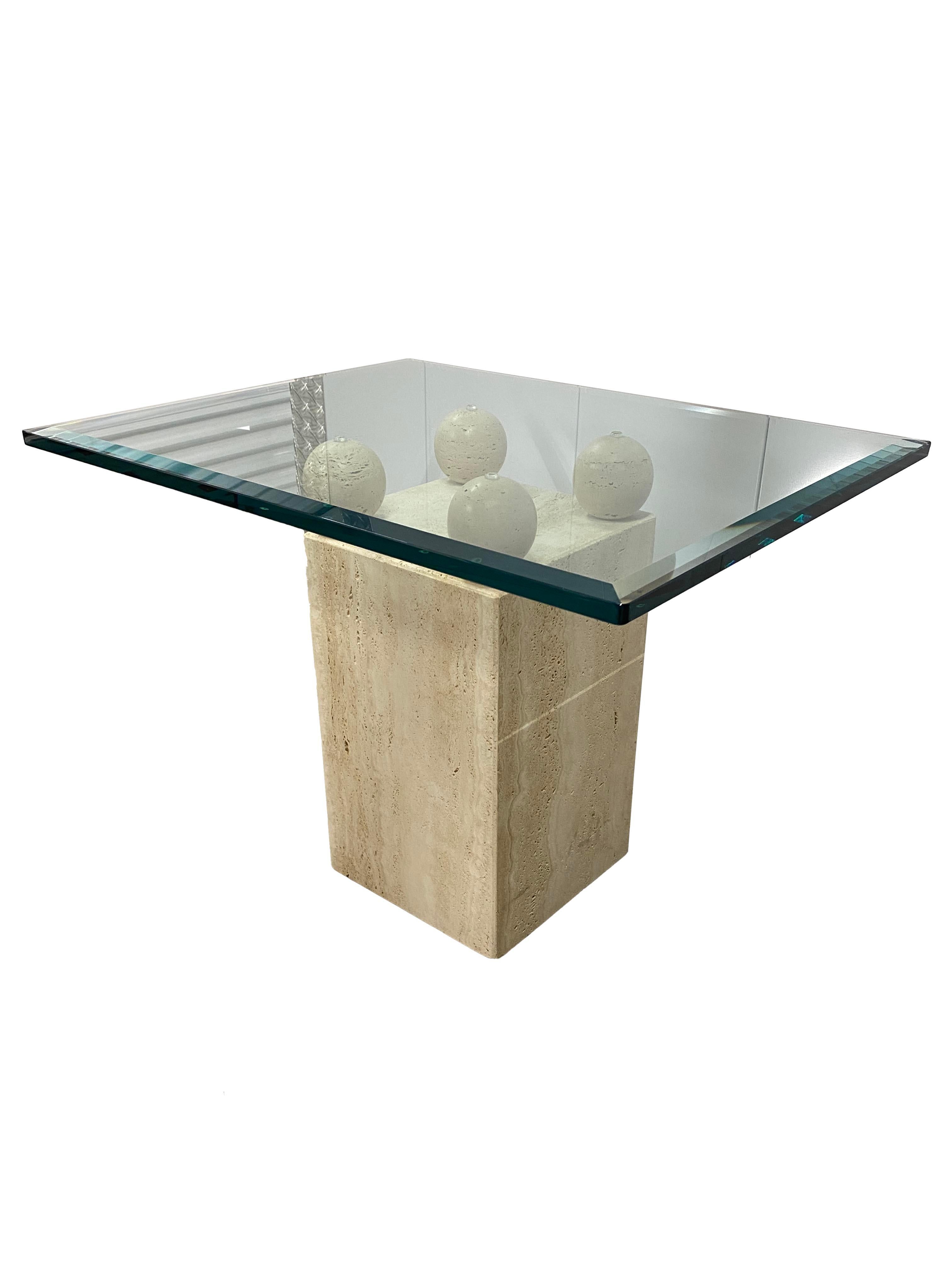 italien Table moderne en travertin avec plateau en verre en vente
